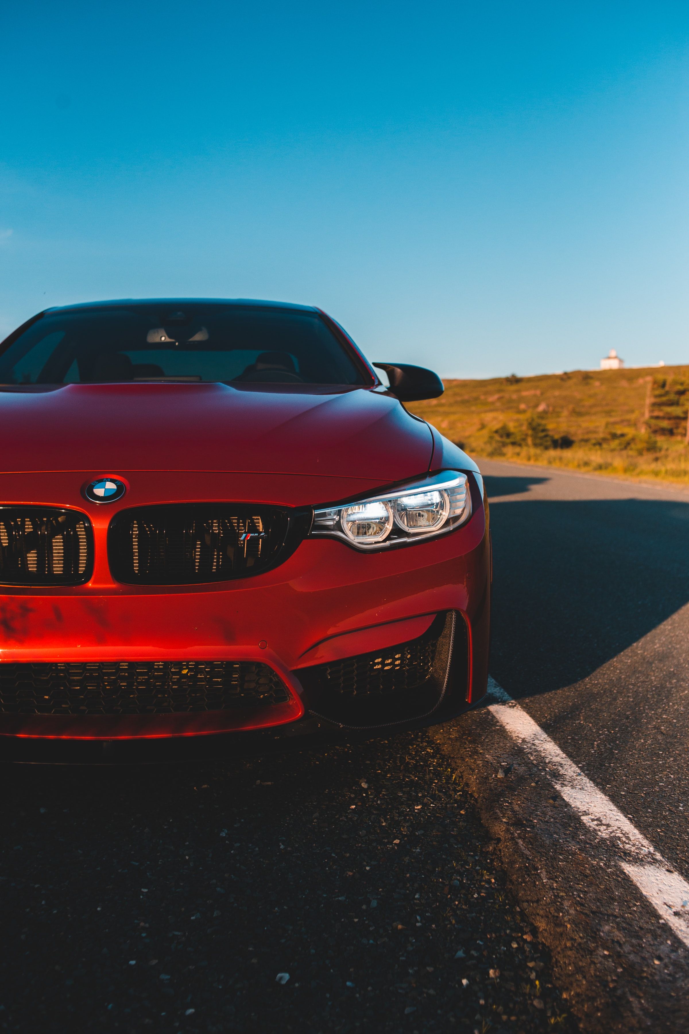 BMW M4, Roter Sportwagen, Landstraße, Blauer Himmel, QHD+, Hintergrundbild fürs Handy