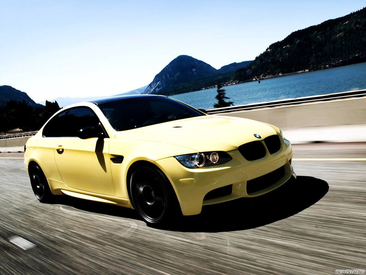BMW M3 E92, Gelber Sportwagen, Bergsee, Bewegungsunschärfe, Straße, Hintergrundbild fürs Tablet