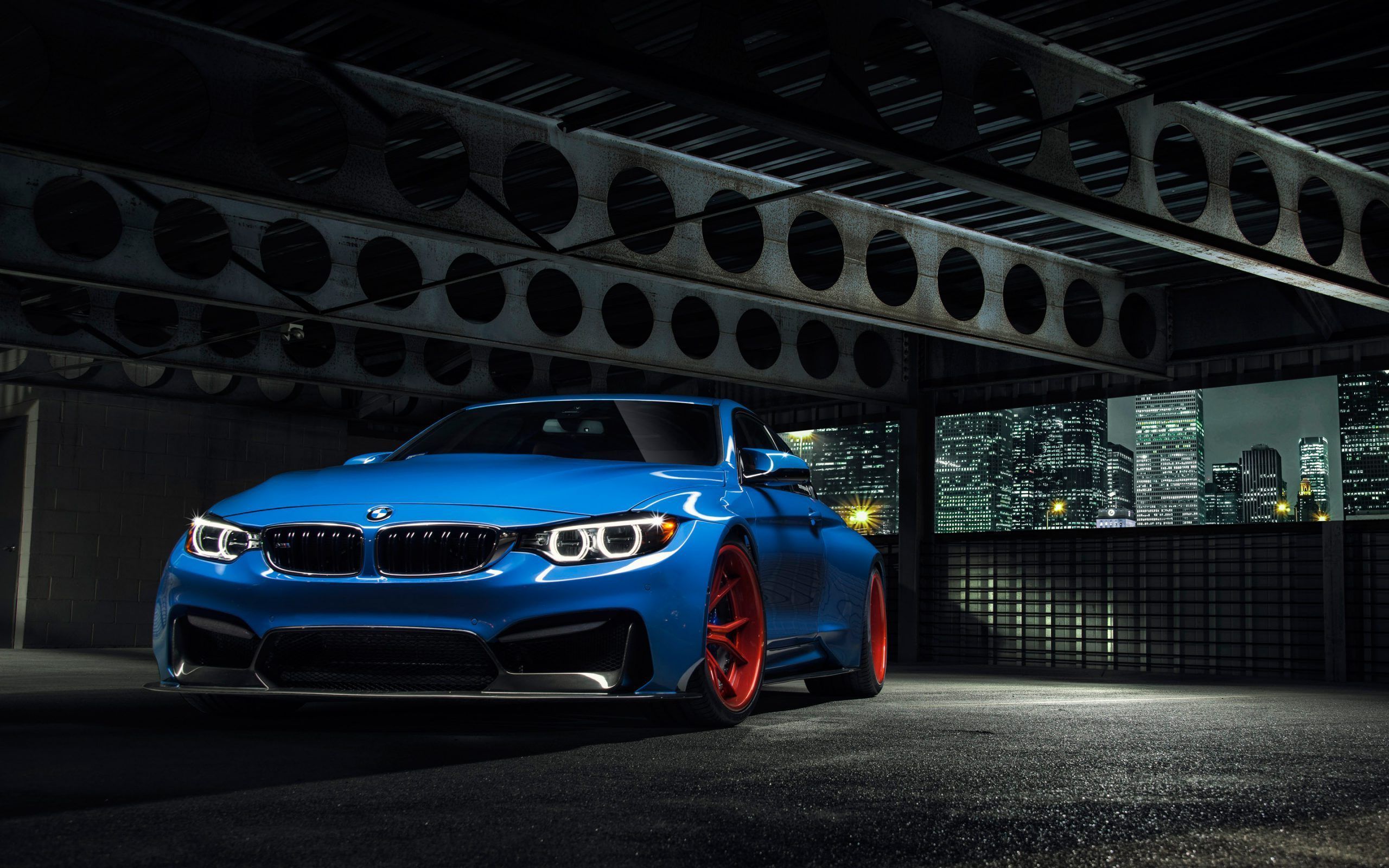 BMW M4, Blauer Sportwagen, Unterführung, Nacht, Stadtlichter, 2K-Hintergrundbild für PC
