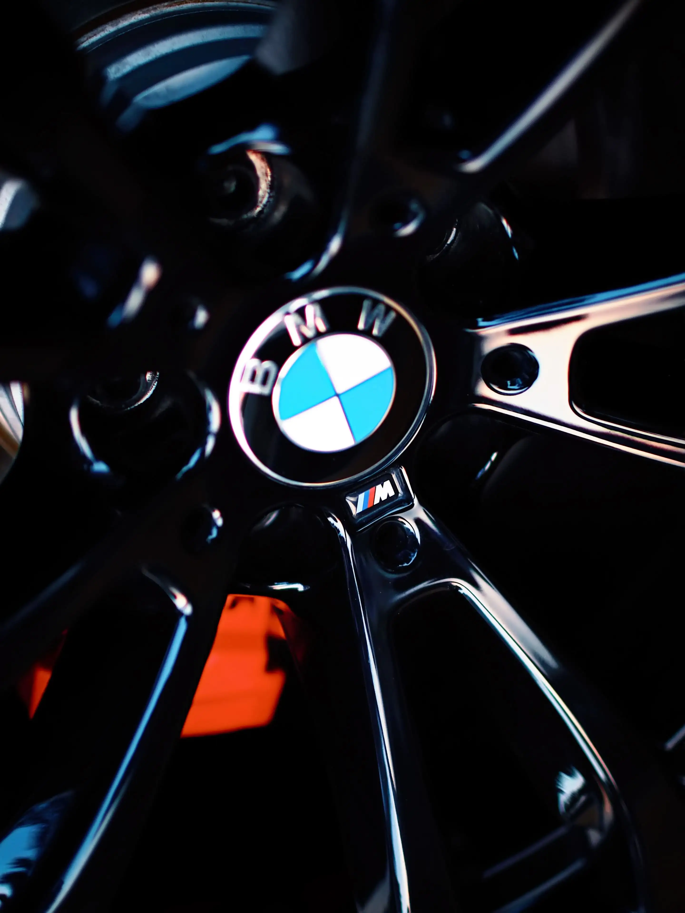 BMW-Logo, Felge, Nahaufnahme, Bremssattel, Schwarz, QHD+, iPad-Hintergrundbild