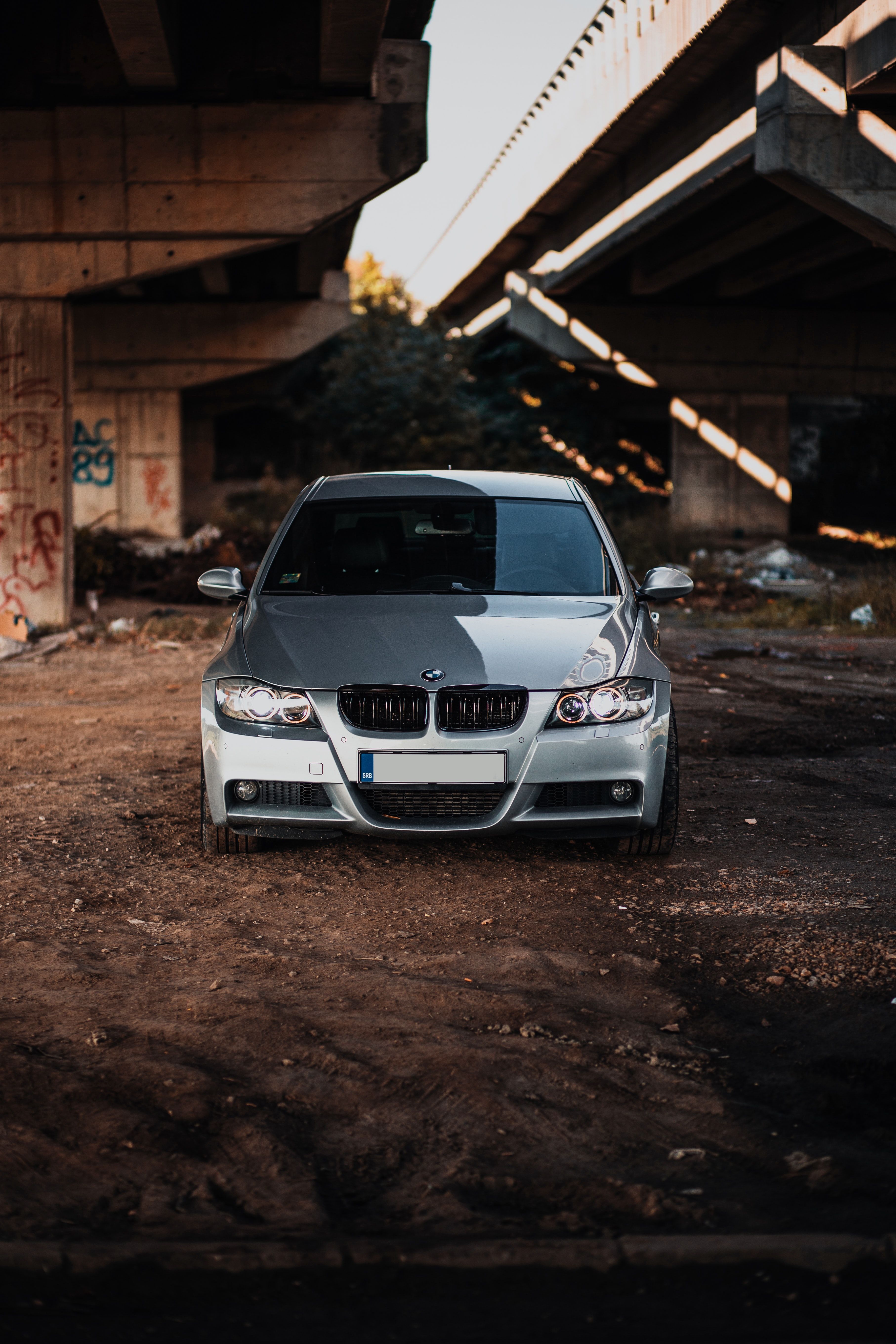BMW 3er, BMW E90, Silberne Limousine, Unter der Brücke, Urban, Hintergrundbild fürs iPad