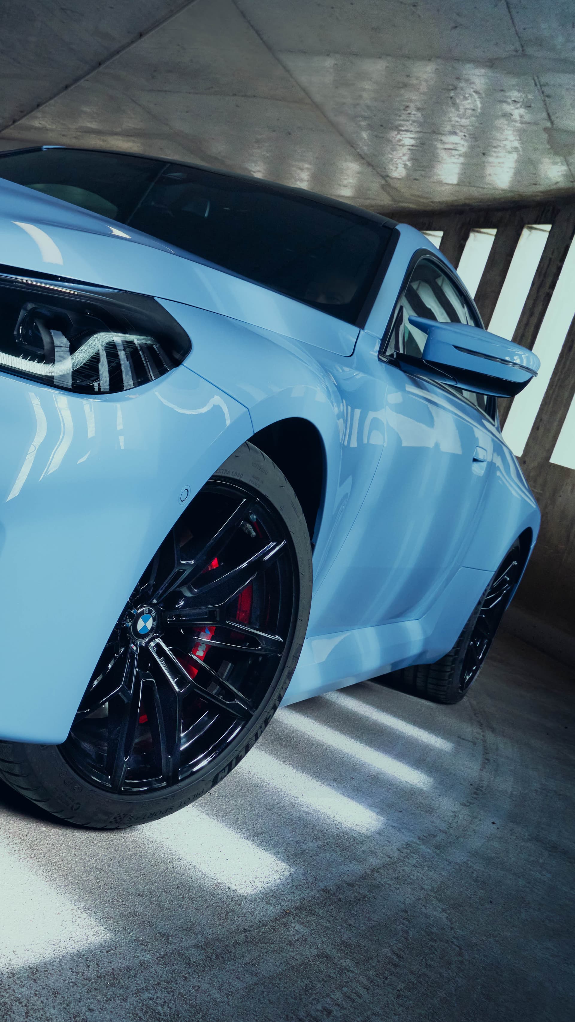 BMW M2, Hellblaues Coupé, Nahaufnahme, Licht und Schatten, Android-Hintergrundbild