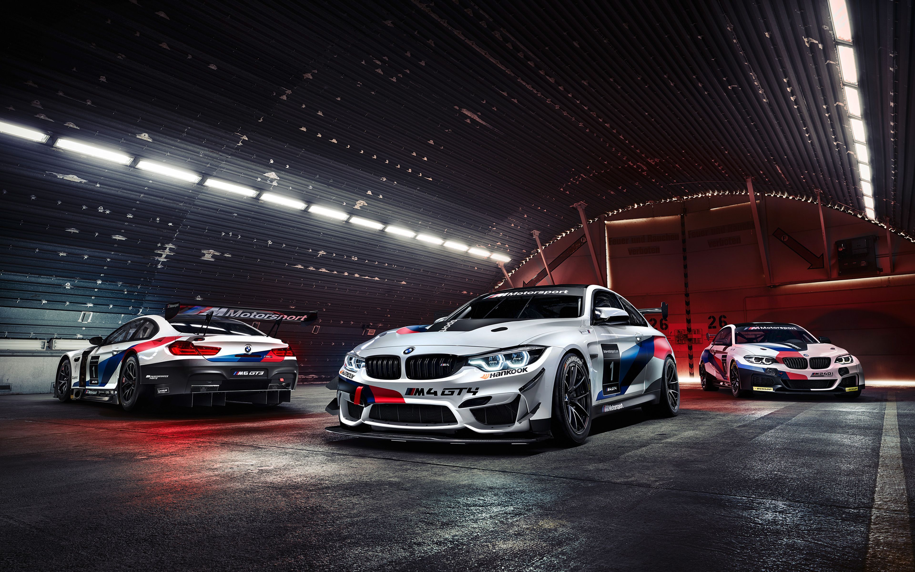 BMW M4 GT4, BMW M8 GTE, Rennwagen, Halle, BMW Motorsport, 4K, Breitbild-Hintergrundbild