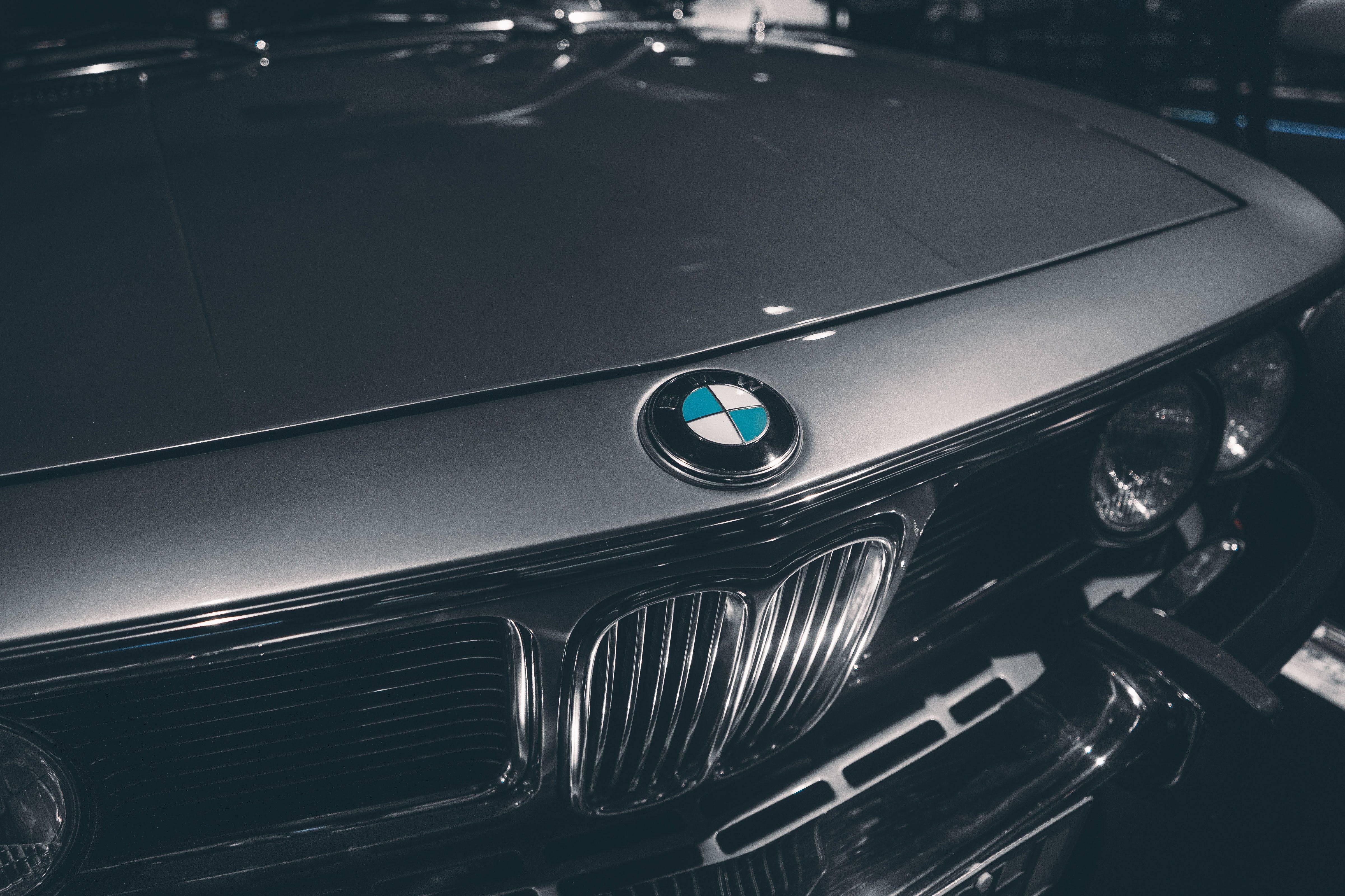 BMW Oldtimer, Motorhaube, Nierengrill, BMW-Logo, Schwarzweiß, 4K, Laptop-Hintergrundbild