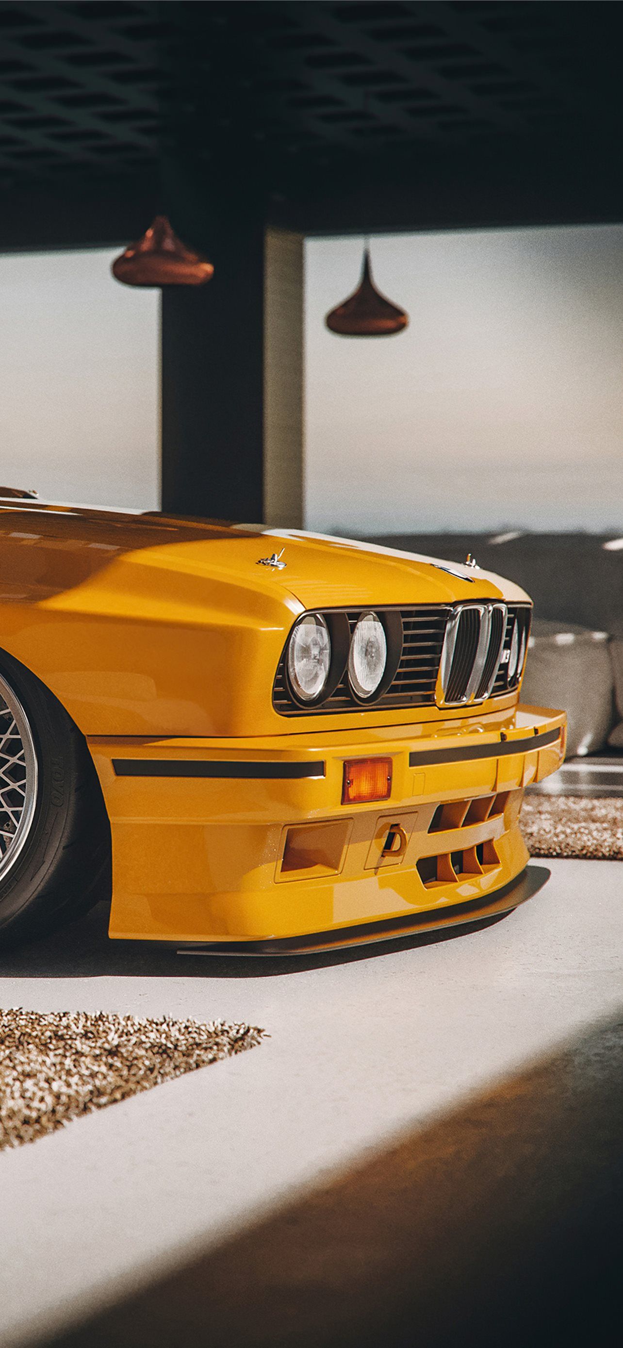 BMW M3 E30, Gelber Oldtimer, Garage, Klassiker, Full HD, Sperrbildschirm fürs iPhone