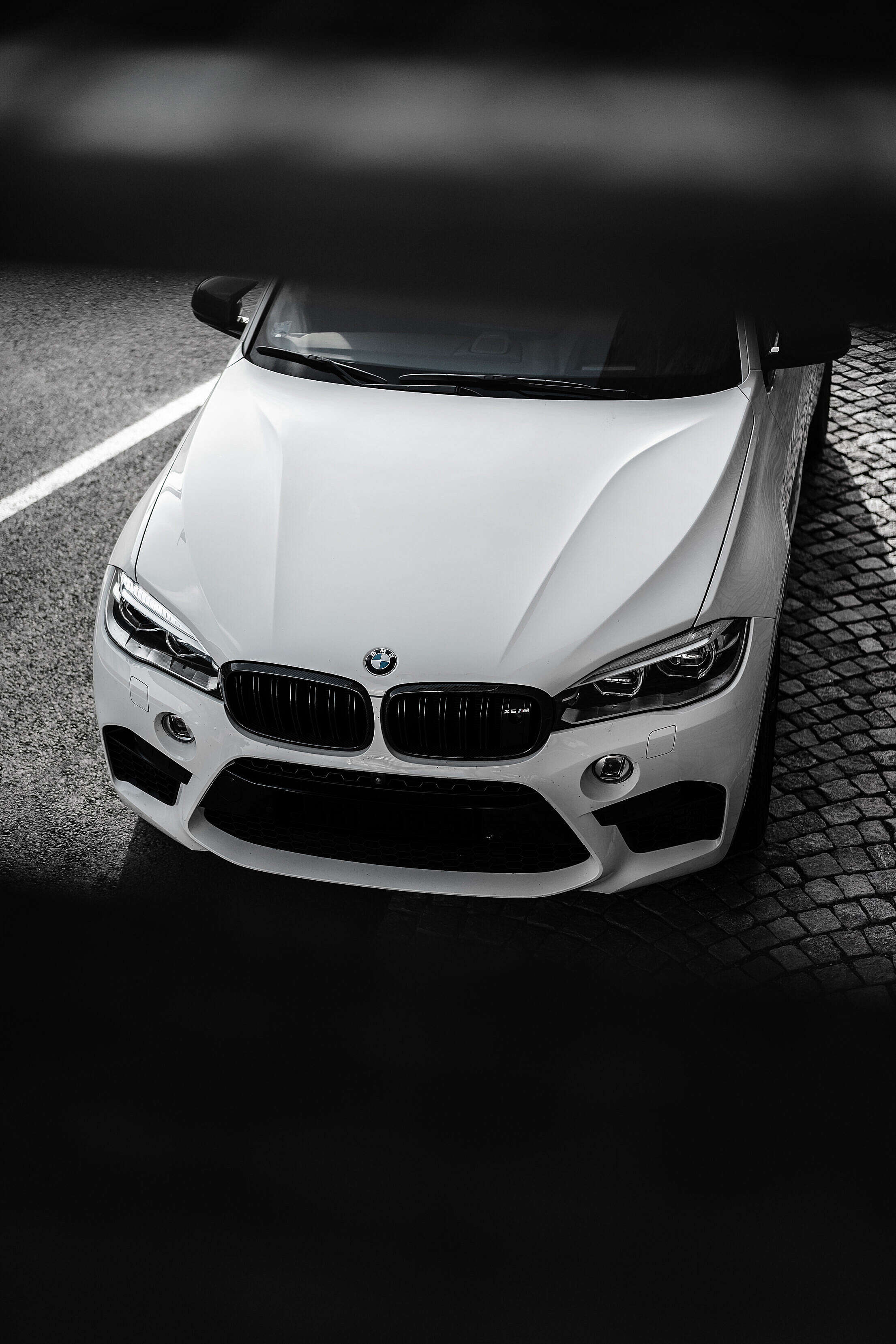 BMW X5 M, Weißer SUV, Schwarzweiß, Frontansicht, QHD+, Sperrbildschirm fürs iPhone