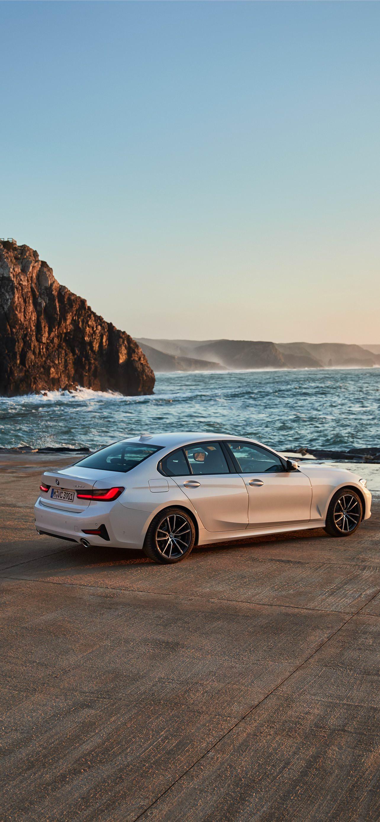 BMW 3er, Weiße Limousine, Küste, Meer, Felsen, Full HD, Handy-Hintergrund im Hochformat