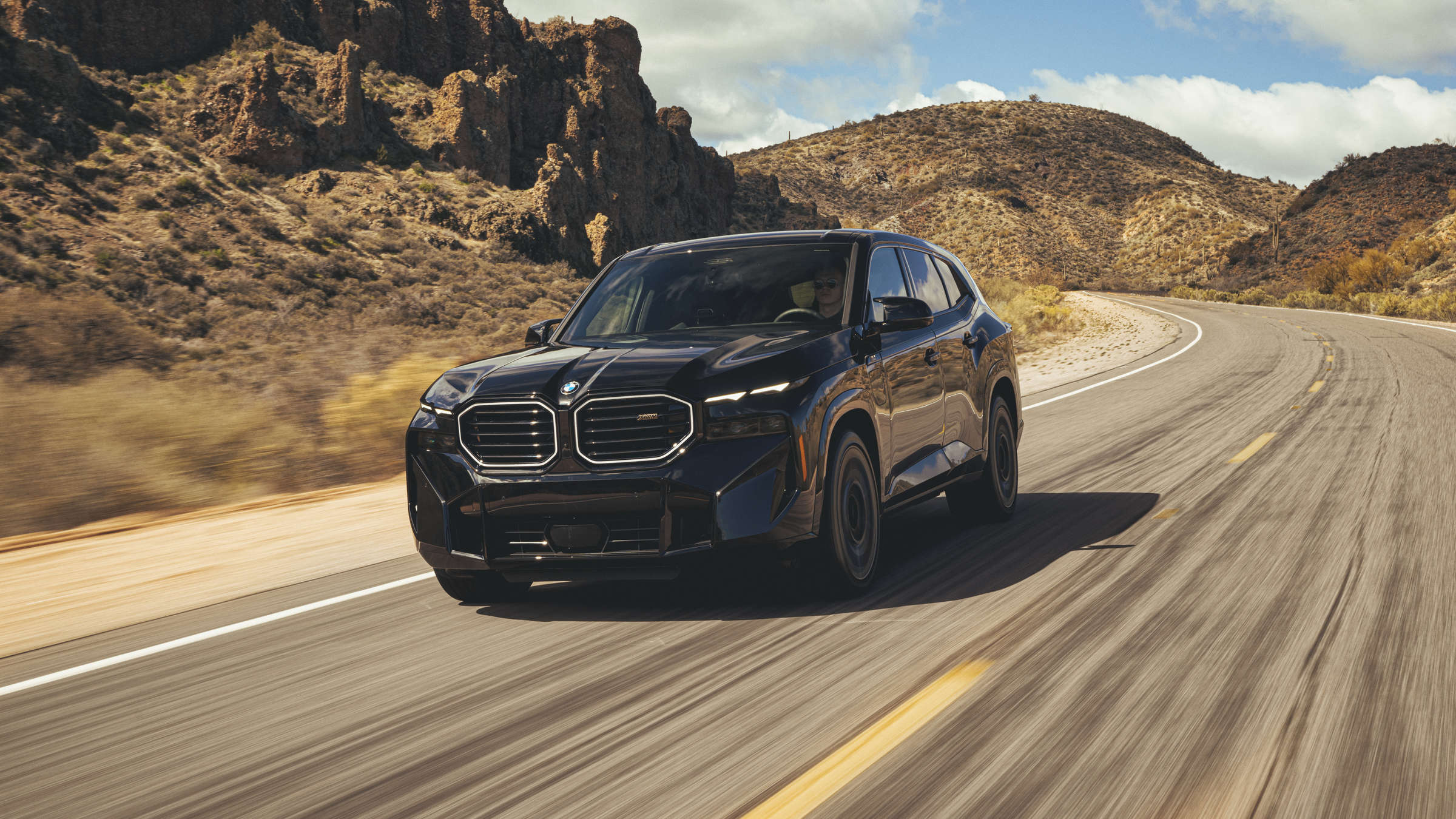 BMW XM, SUV, Wüstenstraße, Berge, Bewegungsunschärfe, 16:9, Full-HD-Hintergrundbild für den Desktop