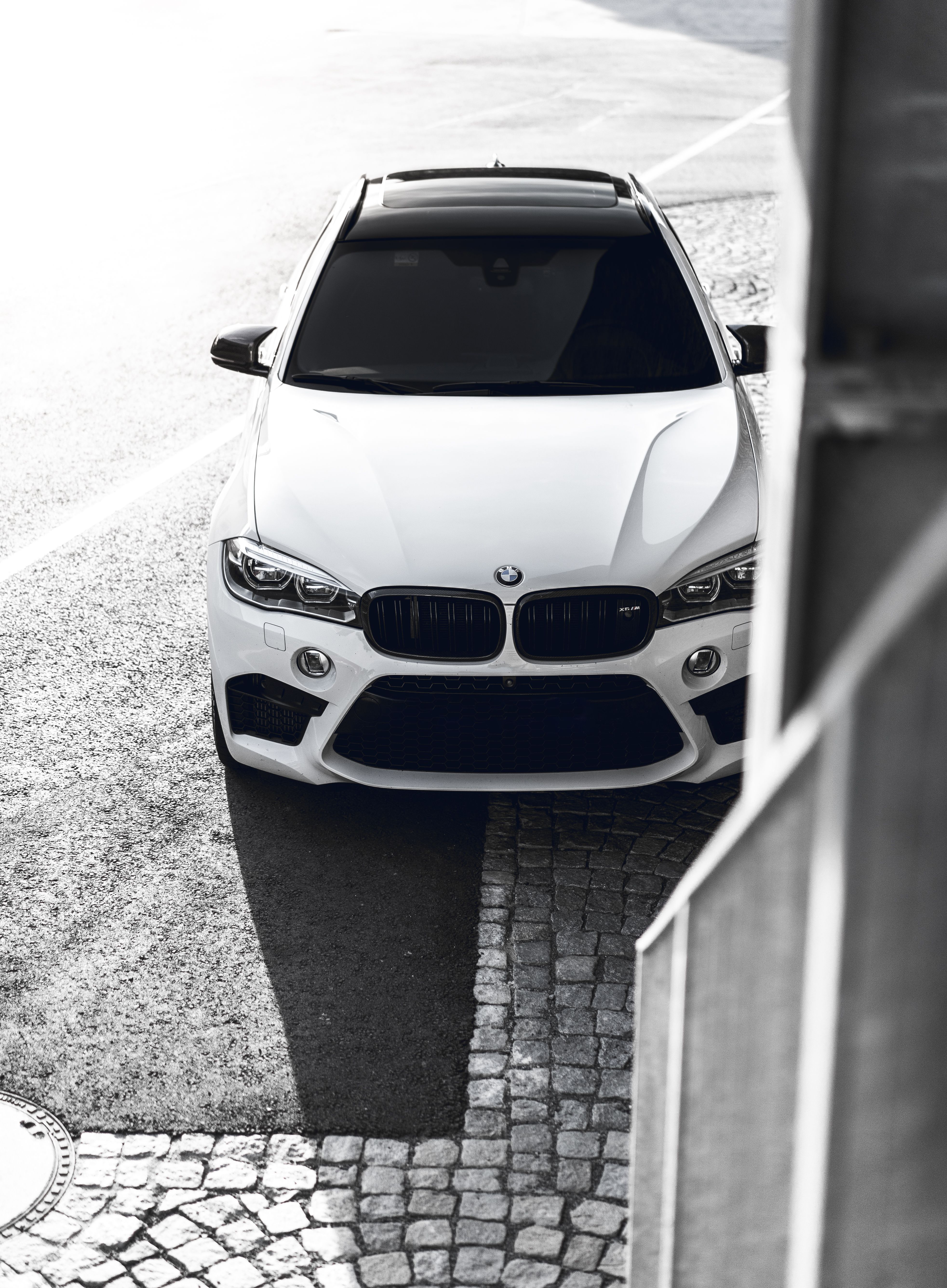 BMW X5, Weißer SUV, Kopfsteinpflaster, Schwarzweiß, Vogelperspektive, QHD+, iPad-Hintergrundbild