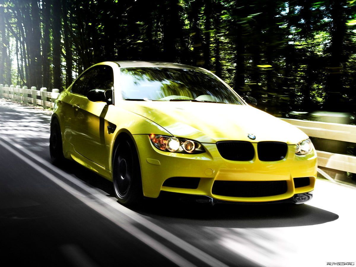 BMW M3 E92, Gelbgrüner Sportwagen, Wald, Straße, Sonnenlicht, Hintergrundbild fürs iPad