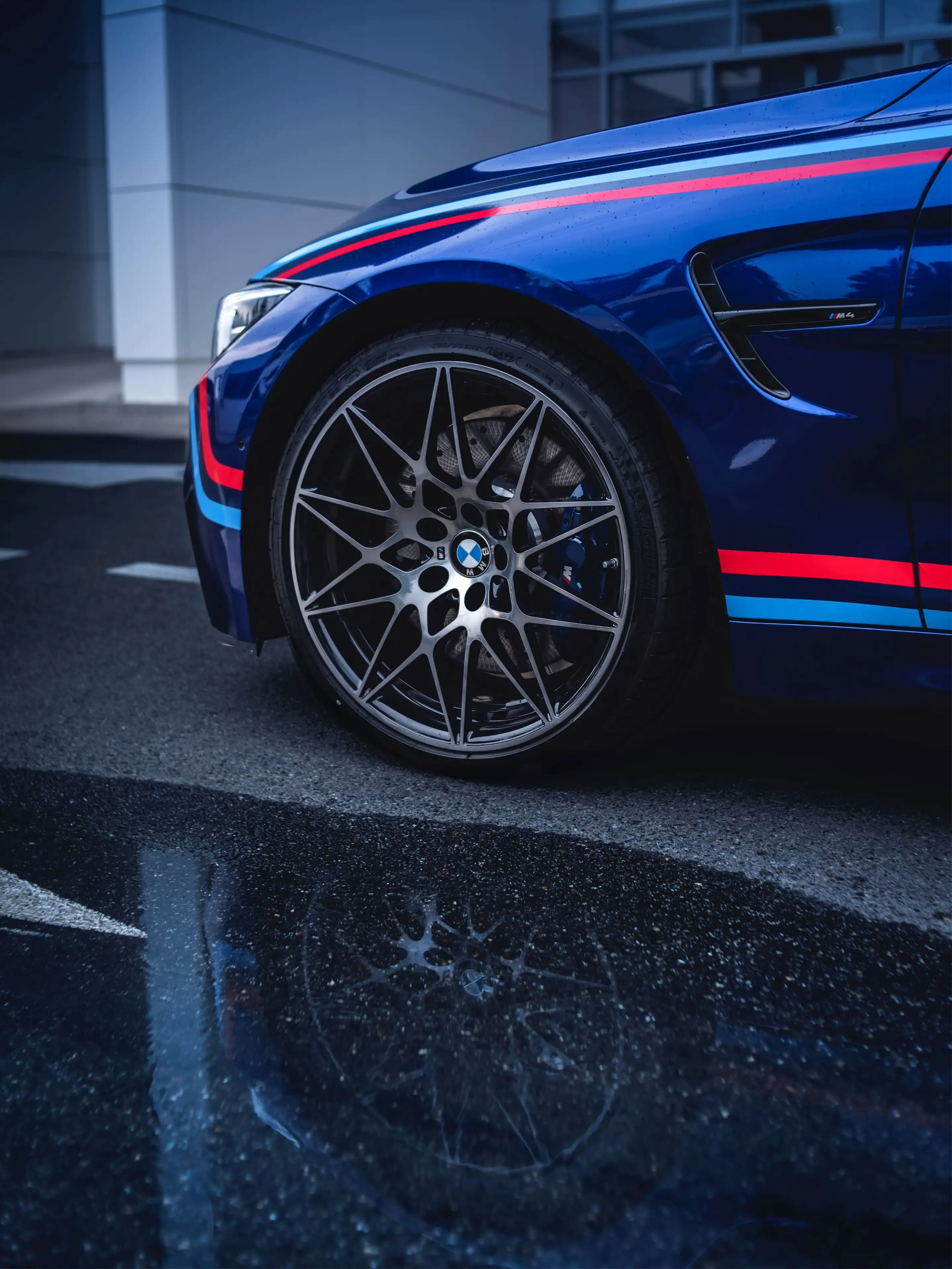 BMW M3, Blaue Limousine, Felge, M-Streifen, Pfütze, Hintergrundbild für iPad und Tablet