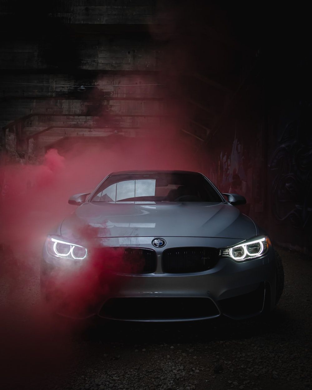 BMW M4, Silbernes Coupé, Roter Rauch, Angel Eyes, Dunkel, HD, Tablet-Hintergrund