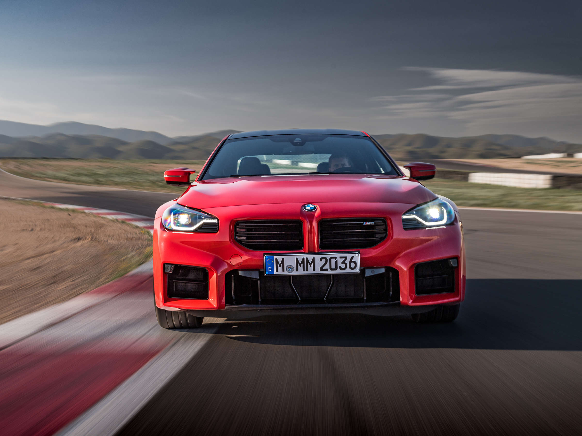 BMW M2, Rotes Coupé, Rennstrecke, Berge, Bewegungsunschärfe, Hintergrundbild fürs Tablet