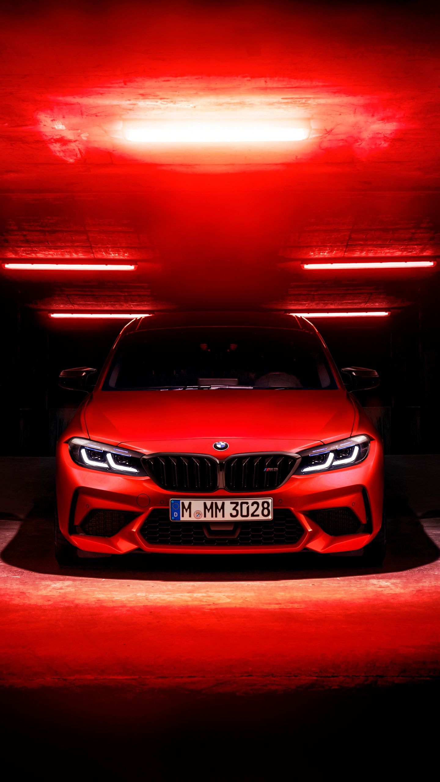 BMW M2, Rotes Coupé, Rote Beleuchtung, Garage, Frontansicht, QHD+, Handy-Hintergrund