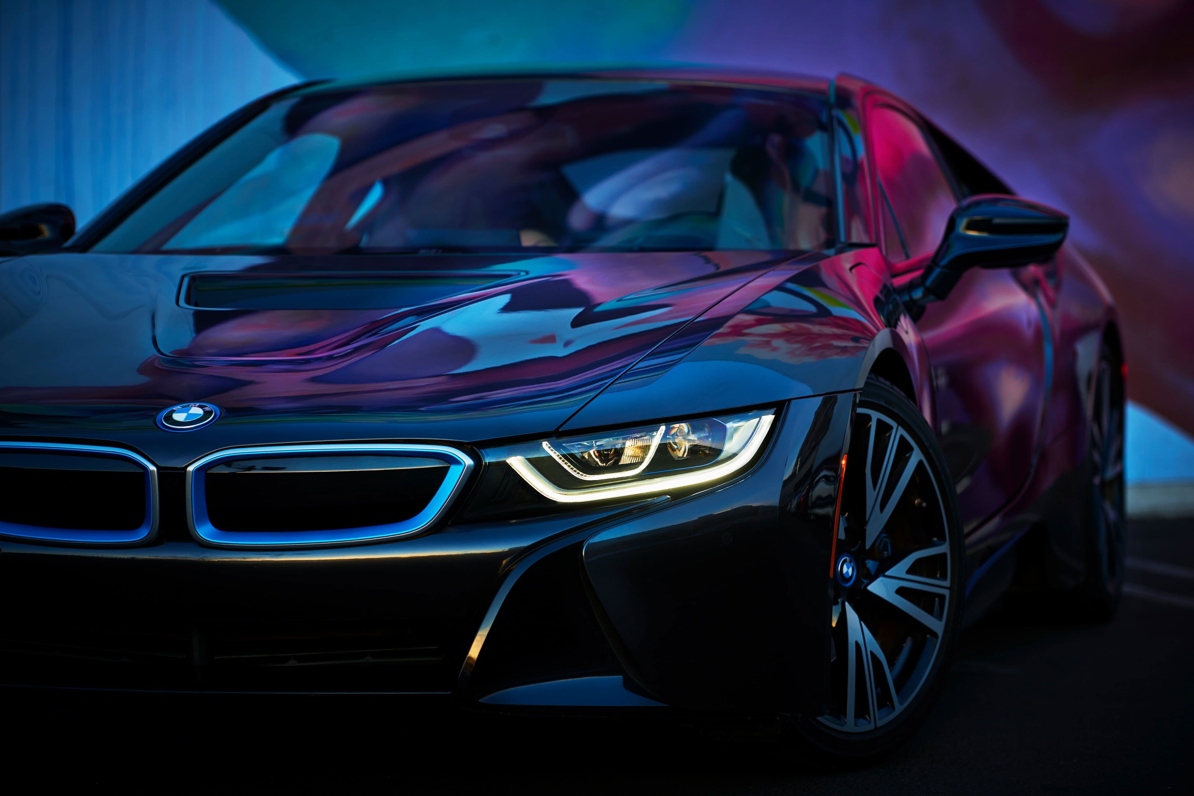 BMW i8, Hybrid-Sportwagen, Blau und Rot, Frontansicht, Studio, 4K, Windows-Hintergrundbild