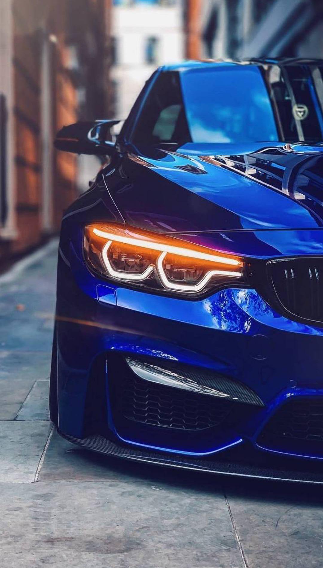 BMW M4, Blaues Auto, Scheinwerfer, Frontansicht, Stadt, Full HD, Sperrbildschirm fürs iPhone
