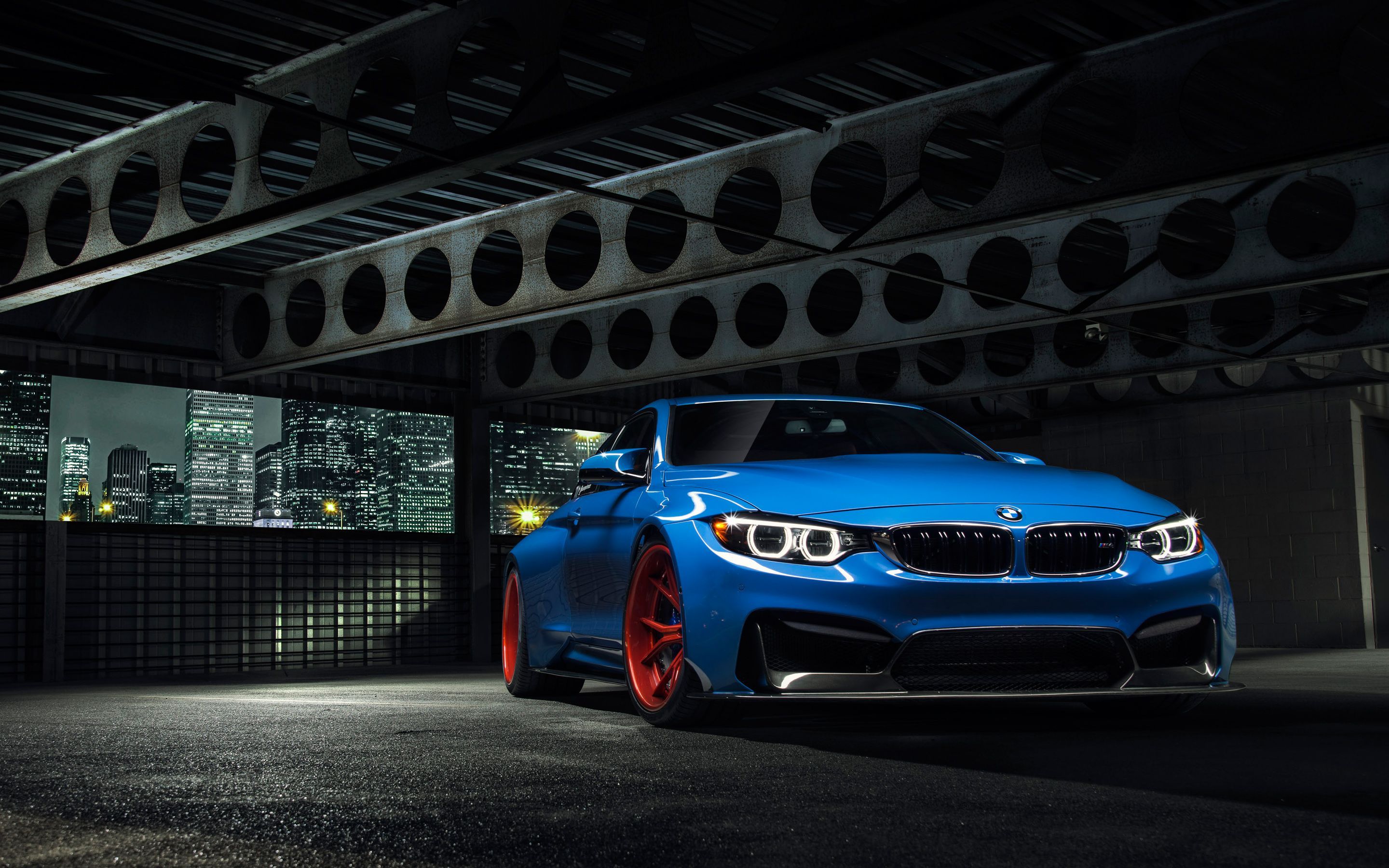 BMW M4 (F82), Blaues Auto, Rote Felgen, Tiefgarage, Nacht, 2K, Windows-Hintergrundbild