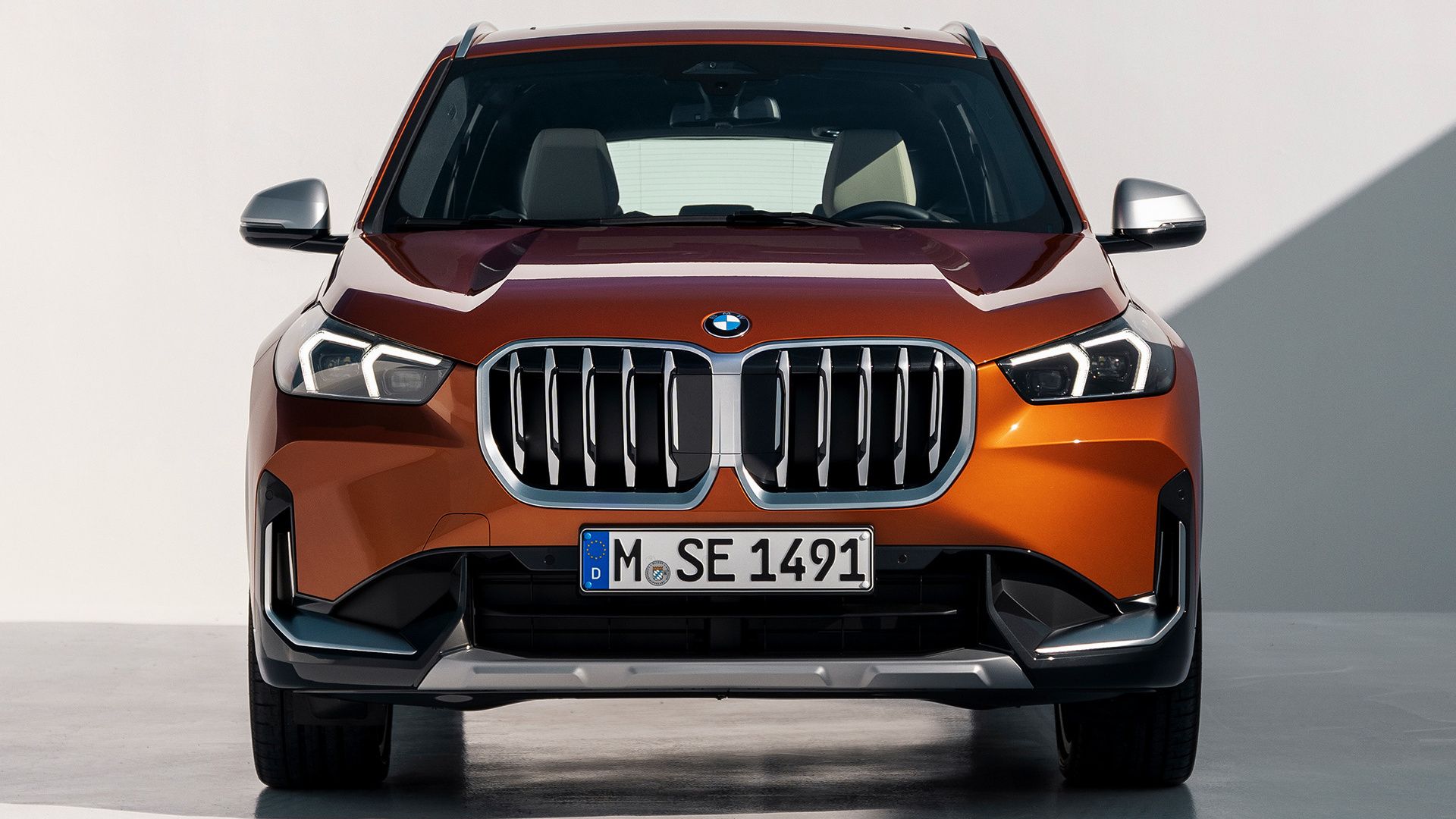 BMW X1 (U11), SUV, Kupferfarben, Frontansicht, Studio, Full HD, Desktop-Hintergrund für Windows