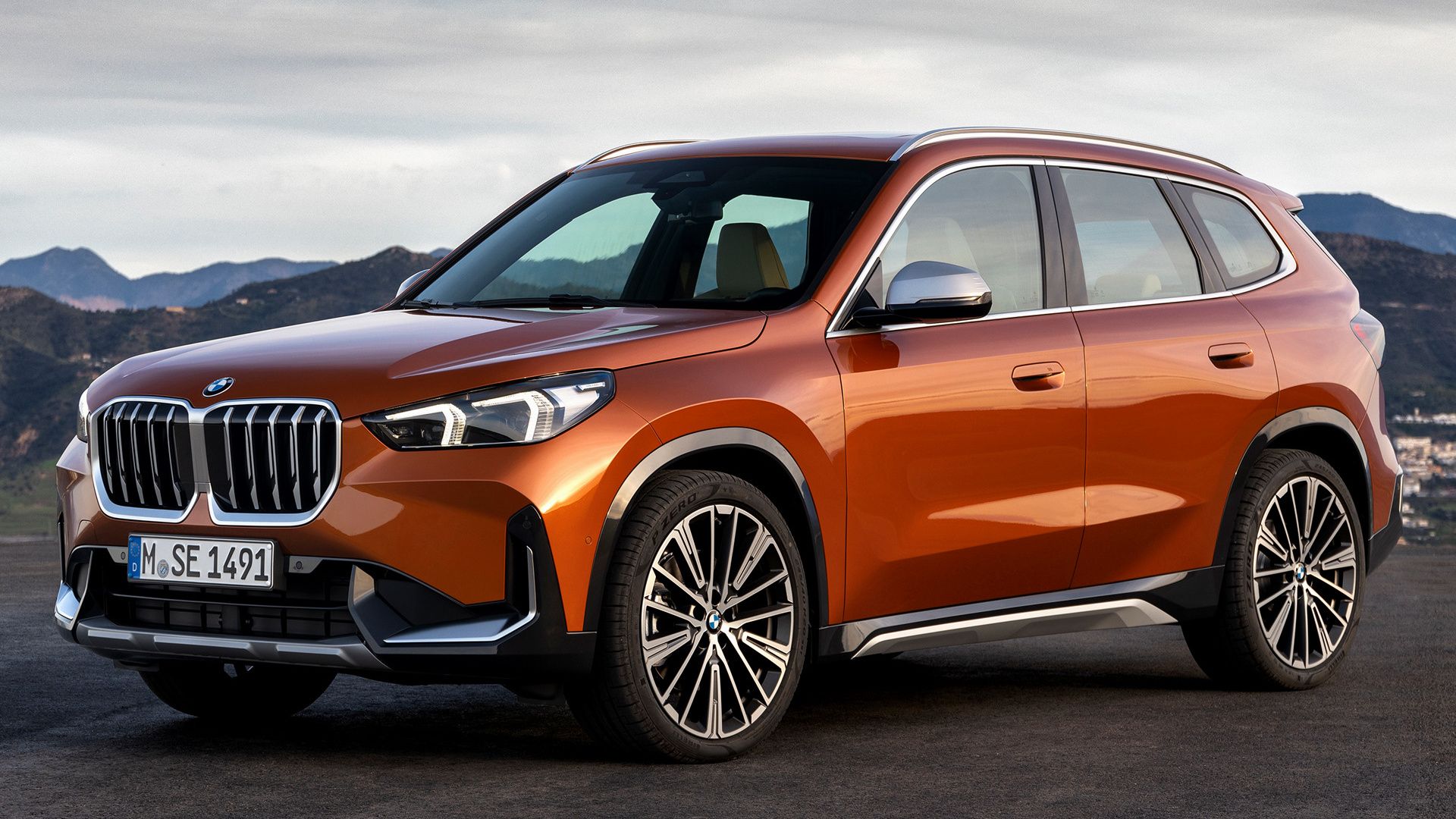 BMW X1 (U11), SUV, Kupferfarben, Berge, Seitenansicht, Full HD 1080p, Desktop-Hintergrundbild