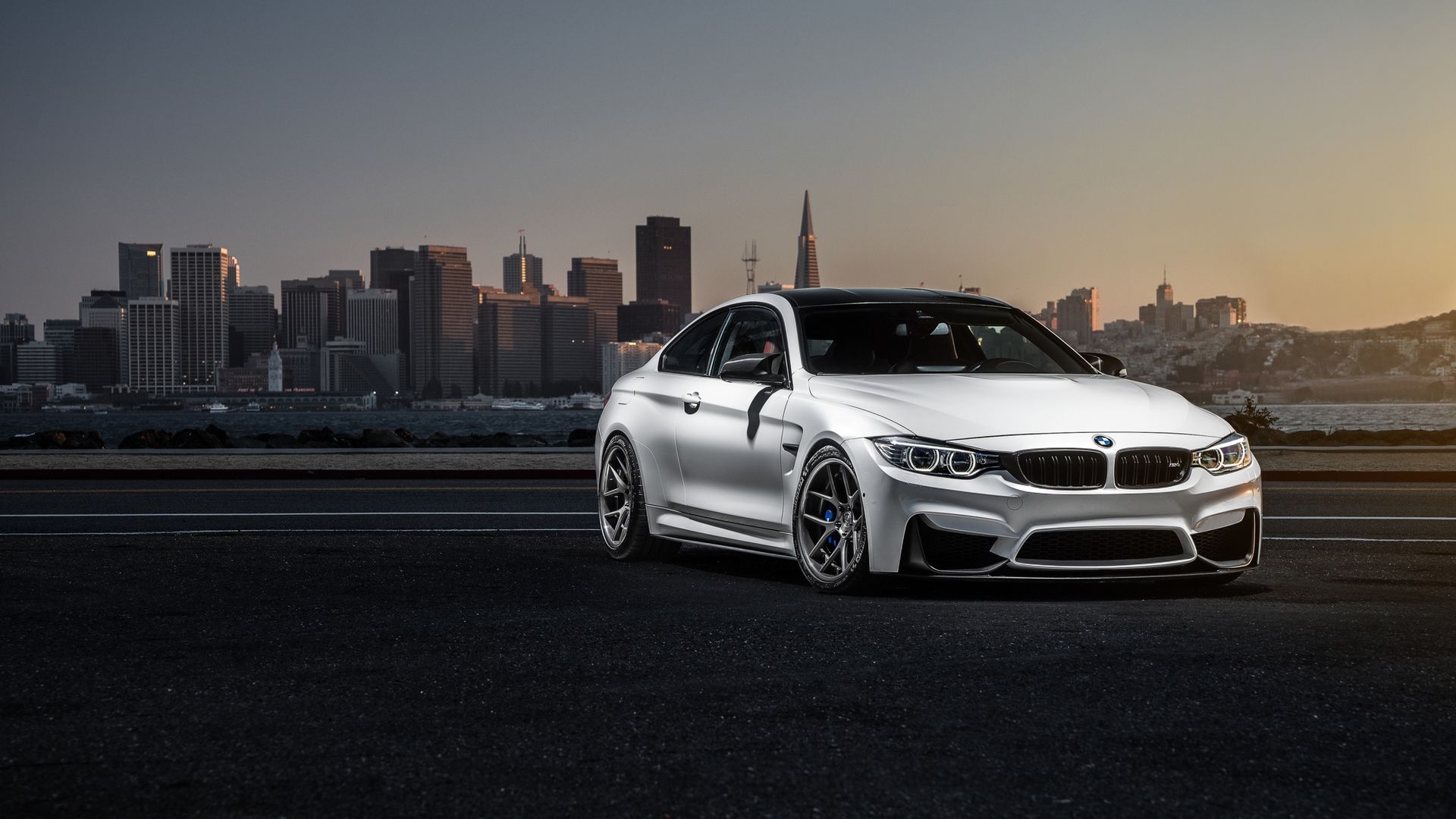 BMW M4 (F82), Weißes Auto, San Francisco, Skyline, Abenddämmerung, Full-HD-Hintergrundbild für PC
