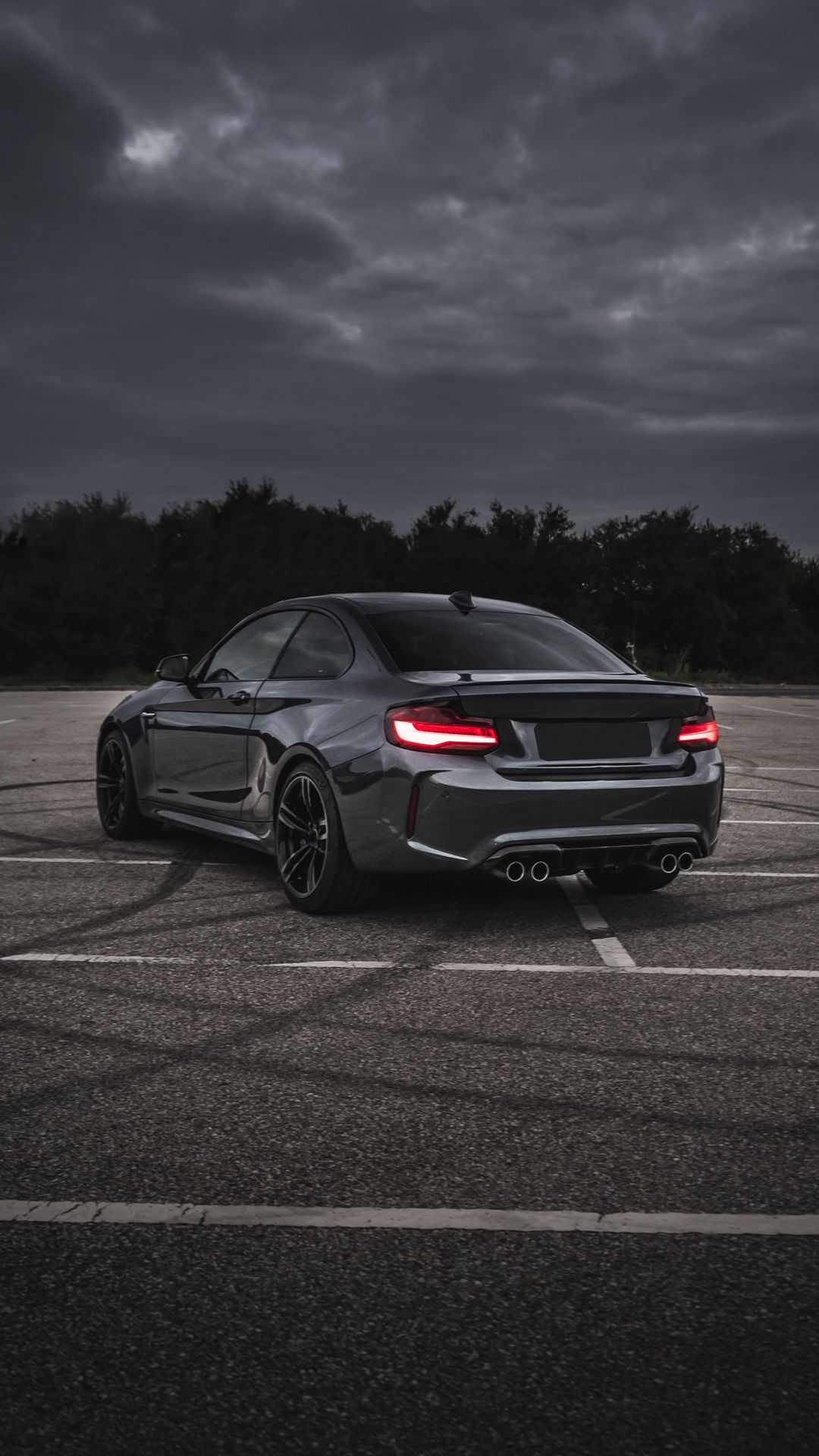 BMW, Graues Auto, Gewitterwolken, Minimalistisch, Dunkle Stimmung, Full HD, iPhone-Hintergrundbild