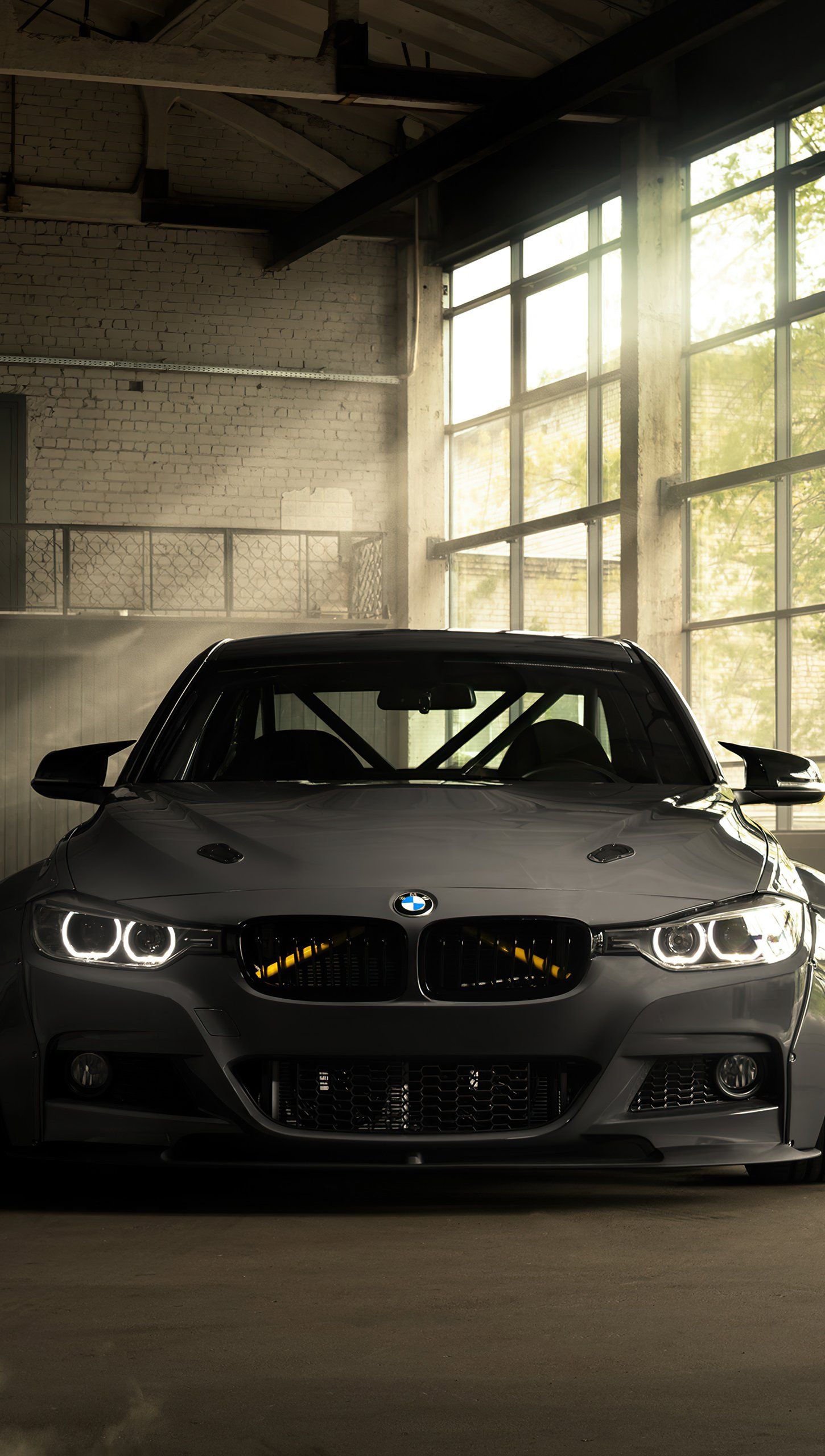 BMW M3, Graues Auto, Lagerhalle, Gegenlicht, Frontansicht, QHD+, iPhone-Hintergrundbild