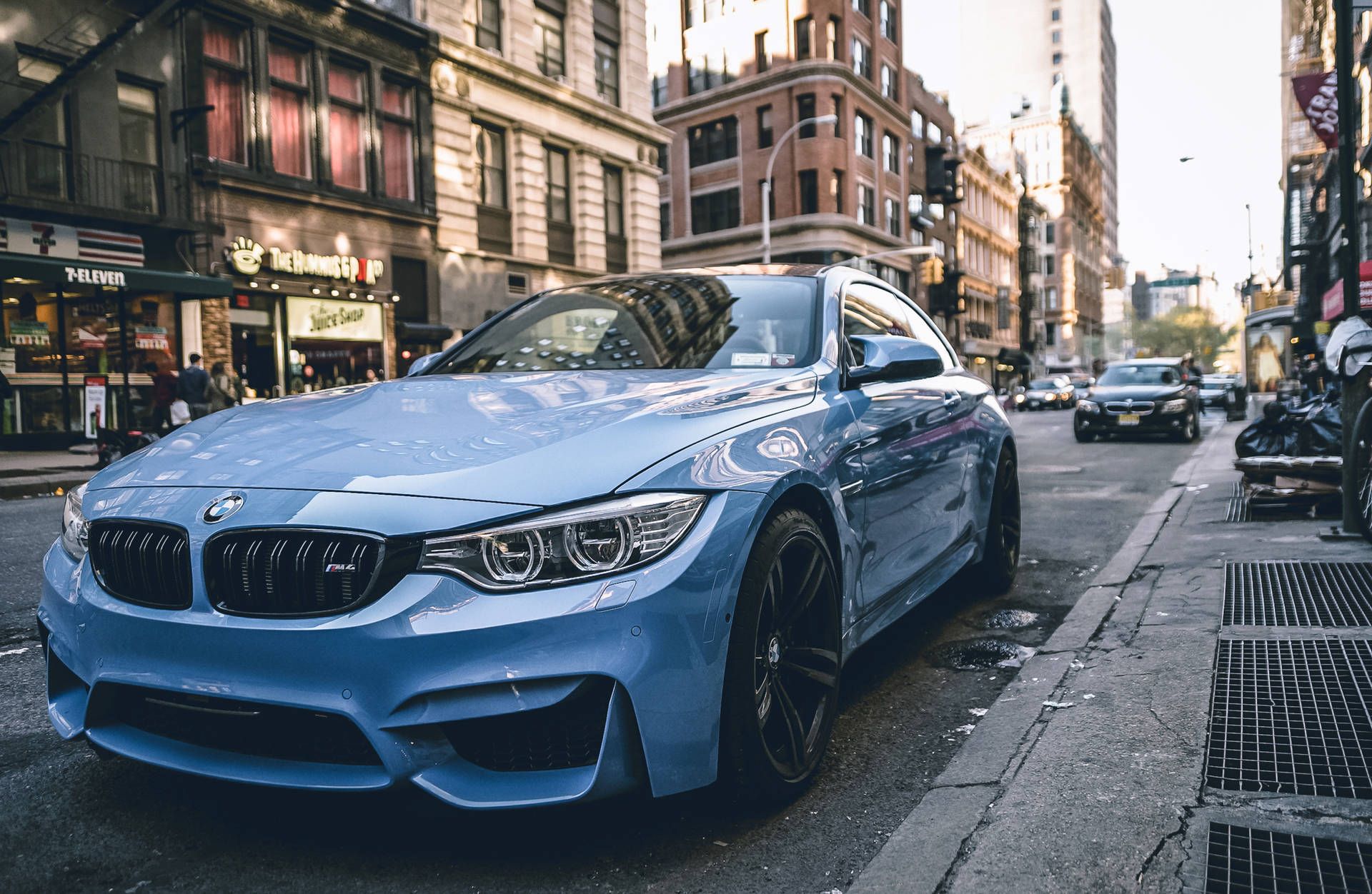 BMW M4 (F82), Hellblaues Auto, Stadtstraße, Coupé, Frontansicht, Full HD, Laptop-Hintergrundbild