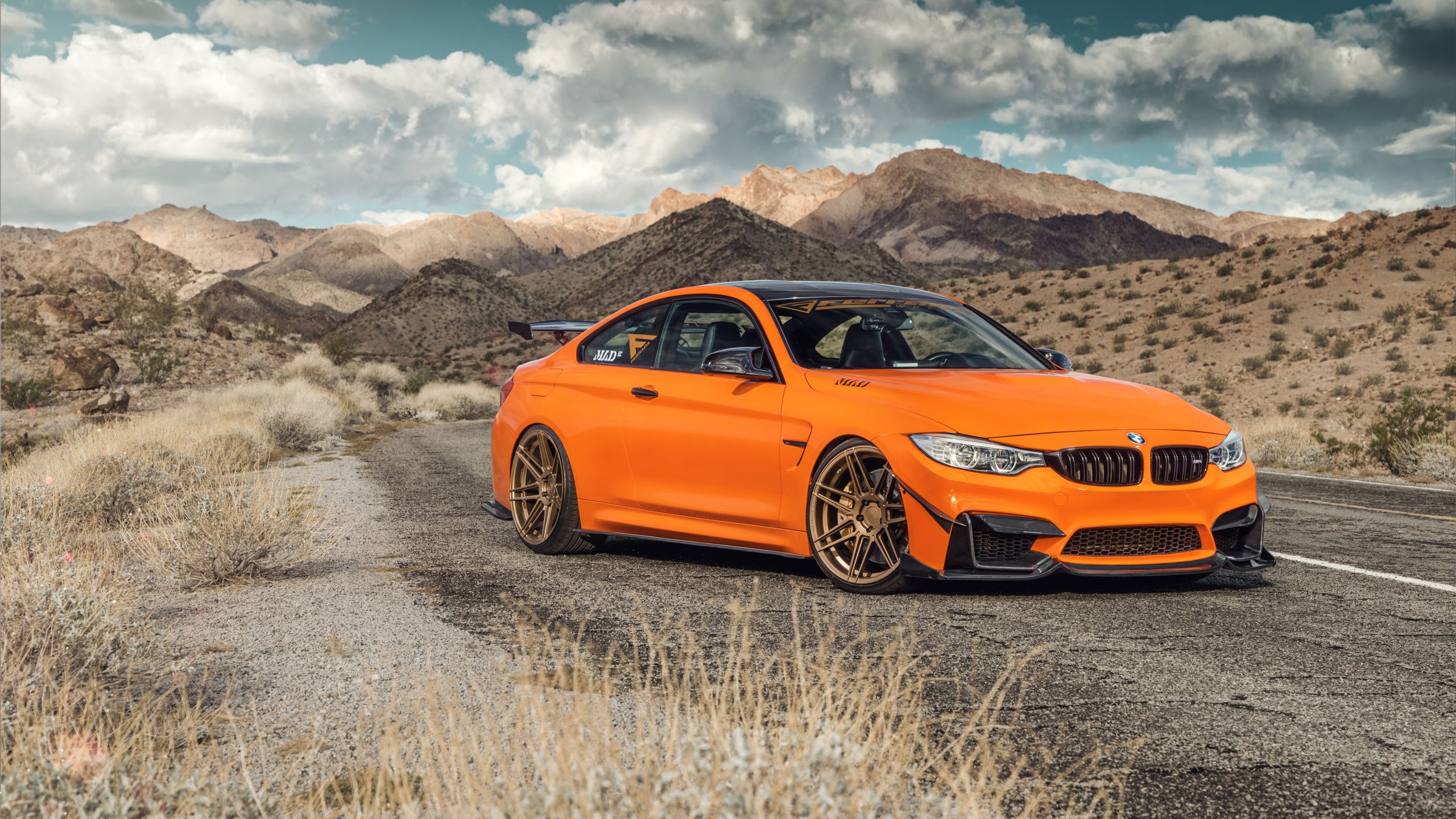 BMW M4 (F82), Oranges Auto, Wüste, Berge, Bronzefelgen, 2K 1440p, Desktop-Hintergrundbild