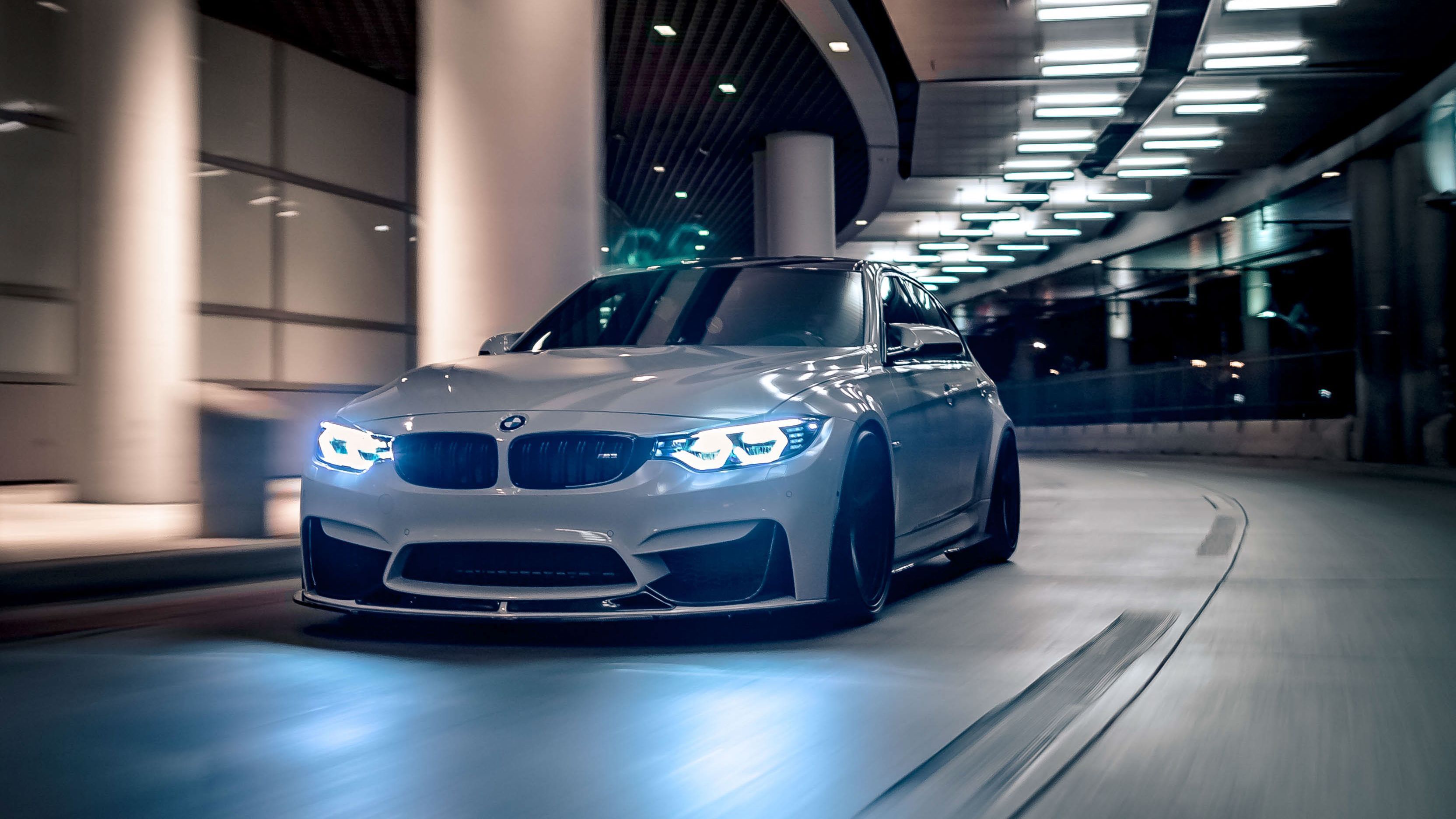 BMW M3 (F80), Silbernes Auto, Tiefgarage, Bewegungsunschärfe, Scheinwerfer, 2K, Breitbild-Hintergrundbild