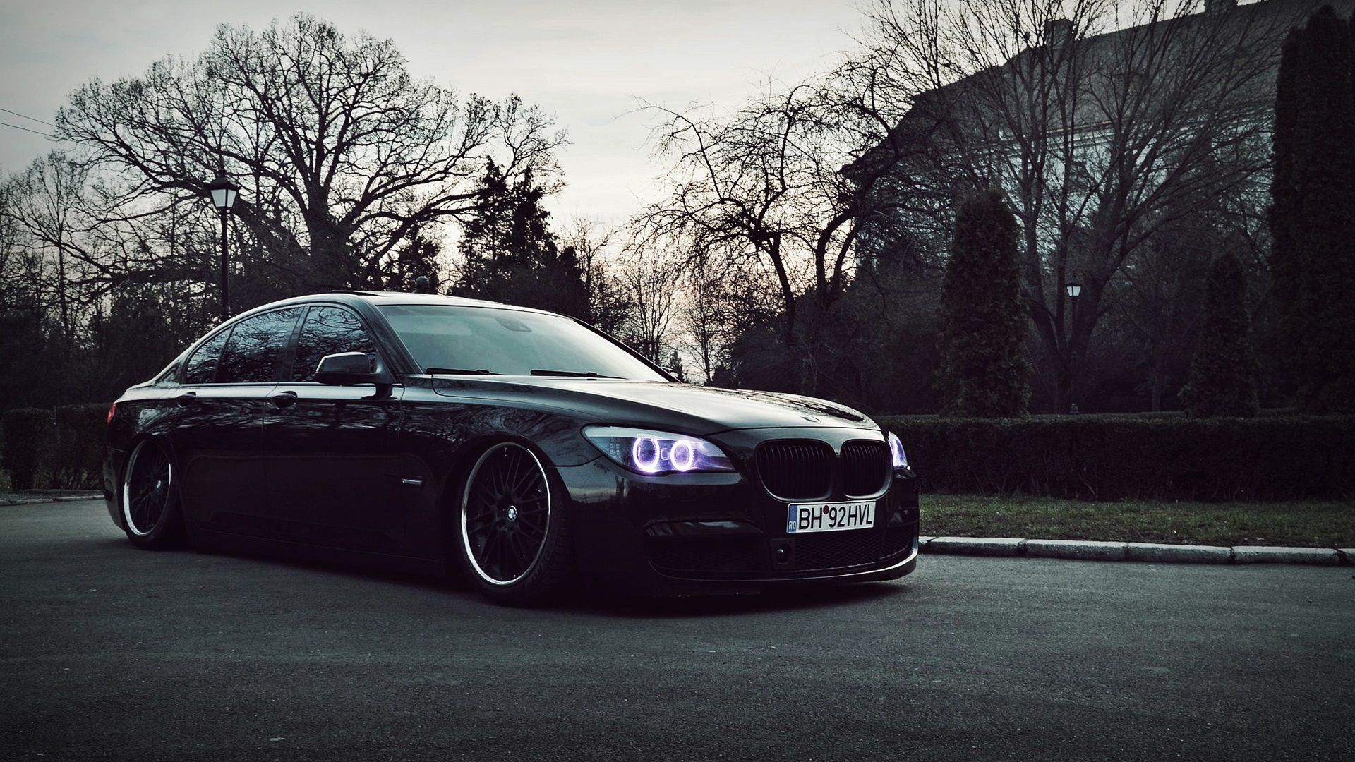 BMW 7er (F01), Schwarzes Auto, Limousine, Kahle Bäume, Angel Eyes, Full HD, Windows-Hintergrundbild