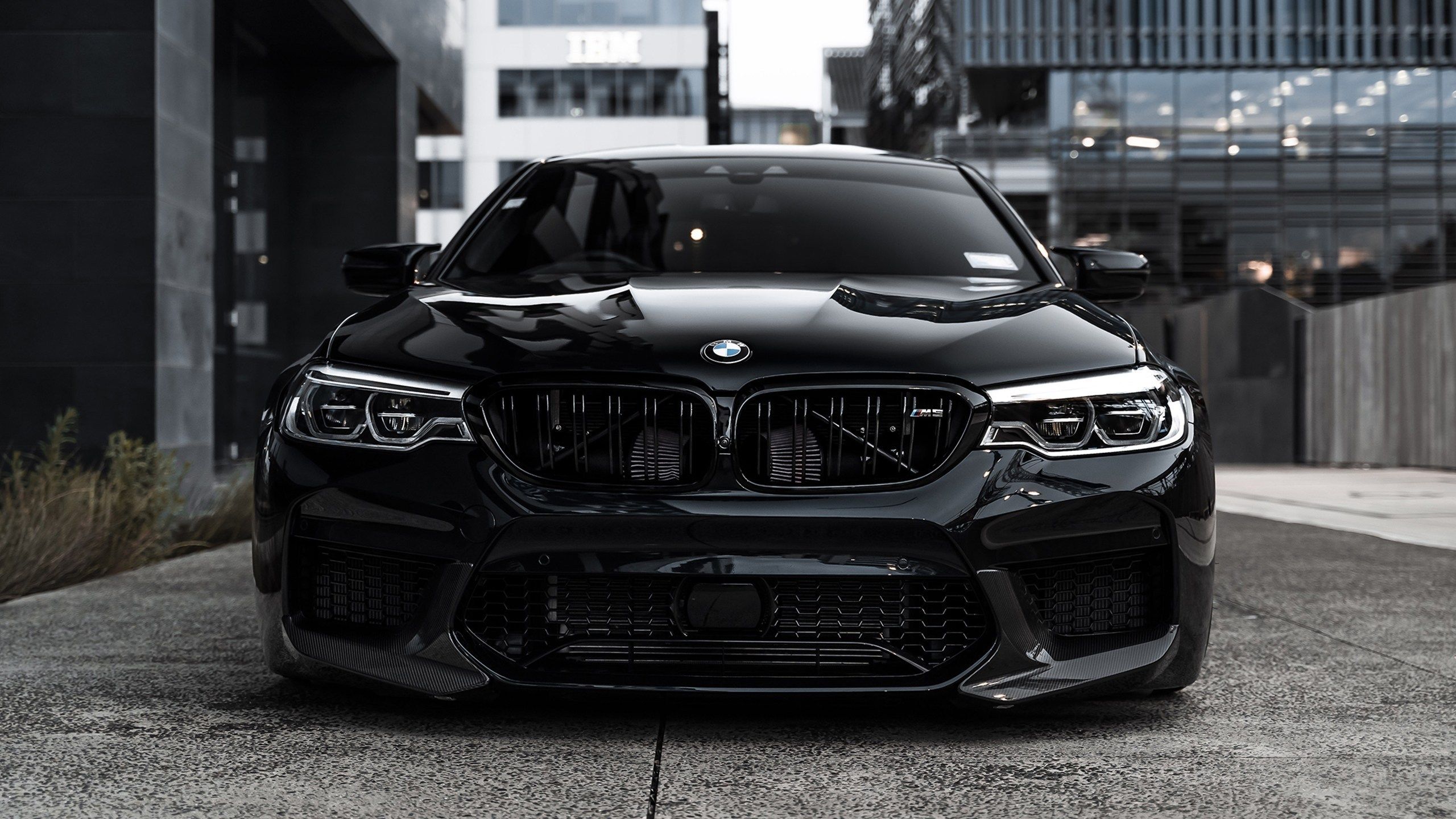 BMW M5 (F90), Schwarzes Auto, Stadt, Frontansicht, Limousine, 2560x1440, PC-Hintergrundbild