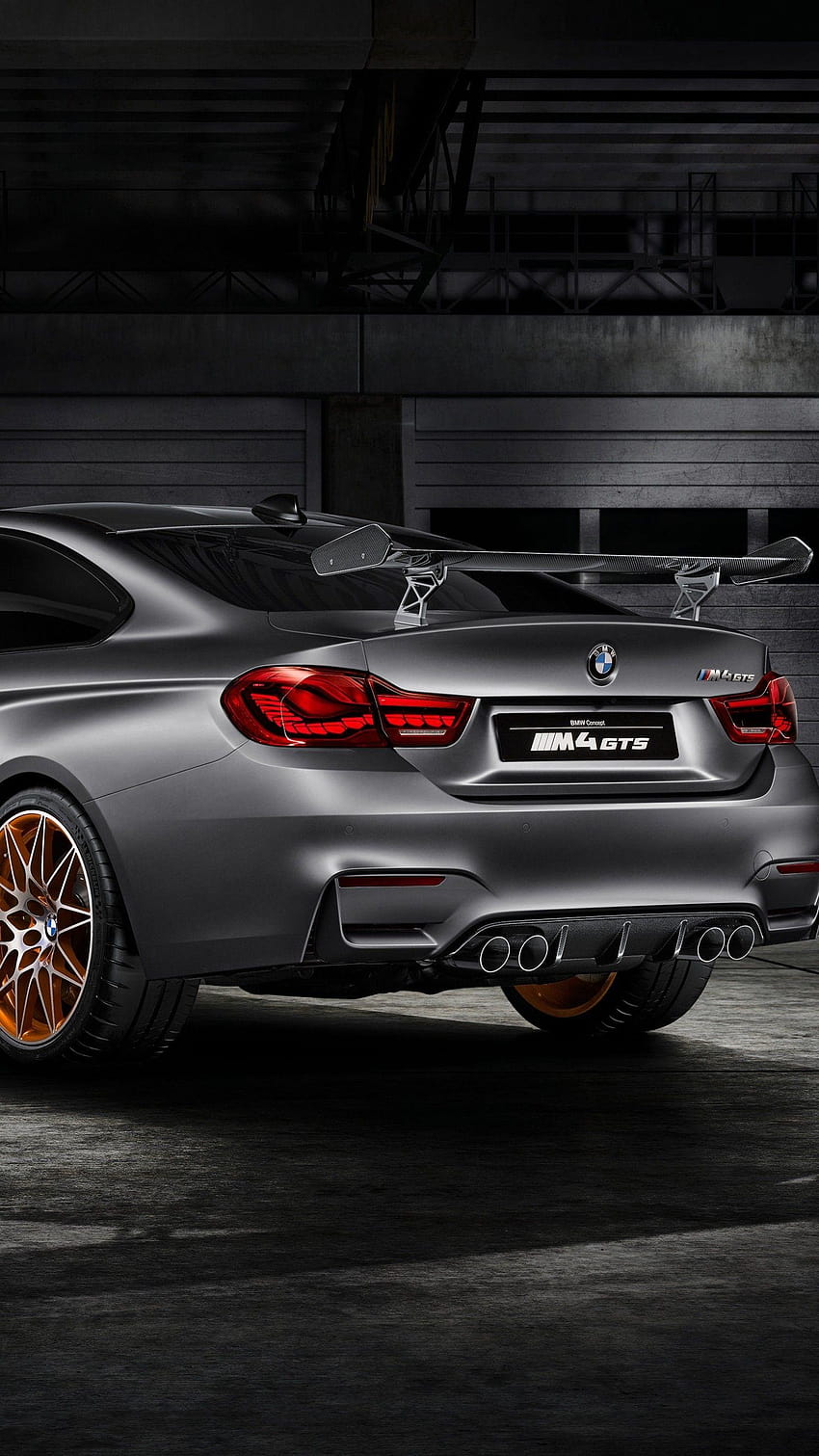 BMW M4 GTS, Graues Auto, Heckspoiler, Garage, Dunkle Stimmung, Hintergrundbild fürs Handy