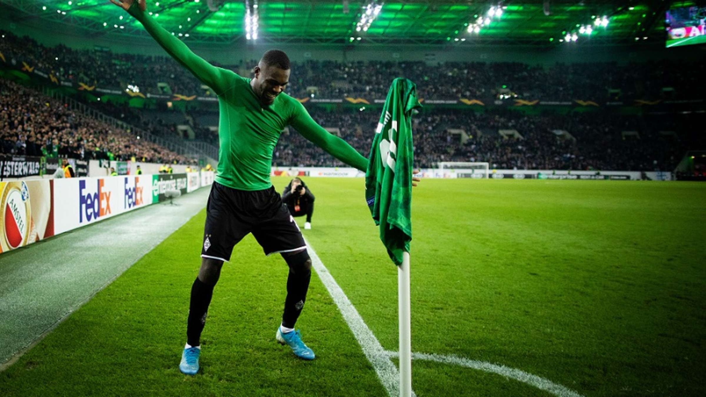 Borussia Mönchengladbach, Fußballspieler, Torjubel, Eckfahne, Stadion, Full-HD-Hintergrundbild für PC