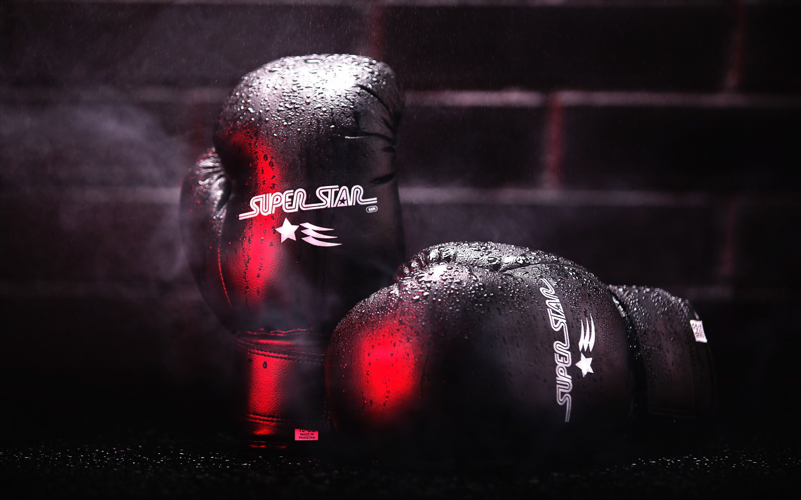 Boxhandschuhe, Superstar, Ziegelwand, Rotes Licht, 16:10, 2K-Hintergrundbild für den Desktop