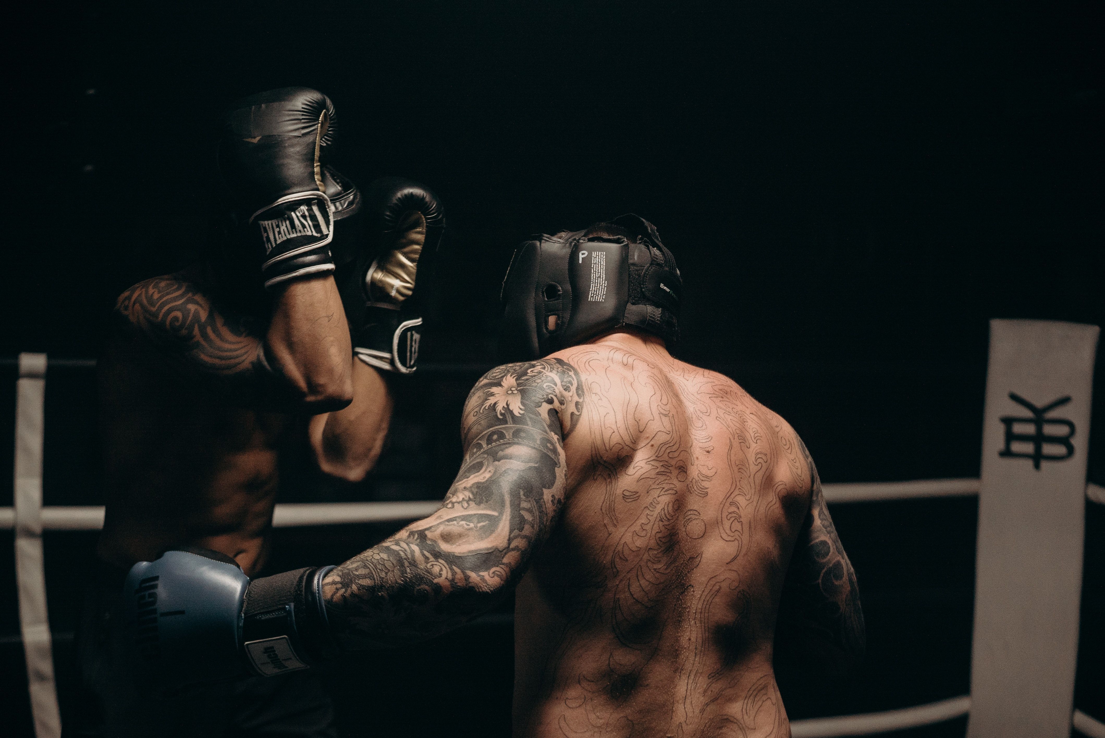 Sparring, Kopfschutz, Tattoos, Boxring, 4K, Hintergrund für den Desktop