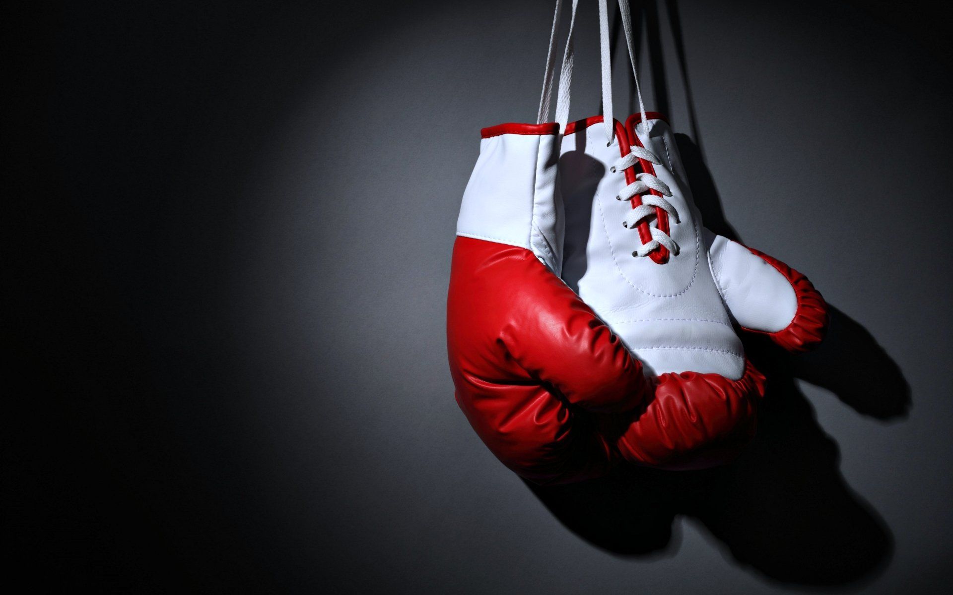 Boxhandschuhe, Rot-weiß, Hängend, Dunkel, 16:10, Full-HD-Hintergrundbild für den Desktop