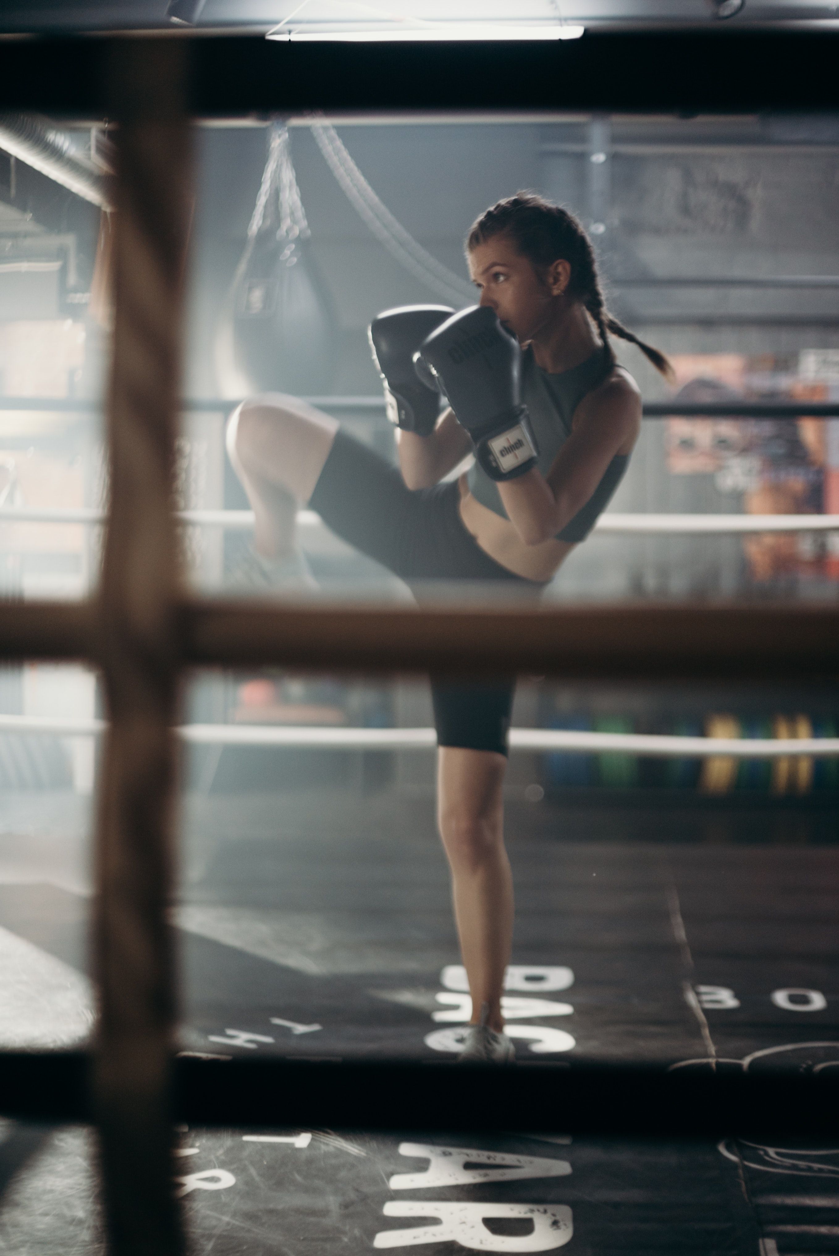 Kickboxen, Frau, Training, Hochformat, QHD+, Hintergrundbild fürs Tablet
