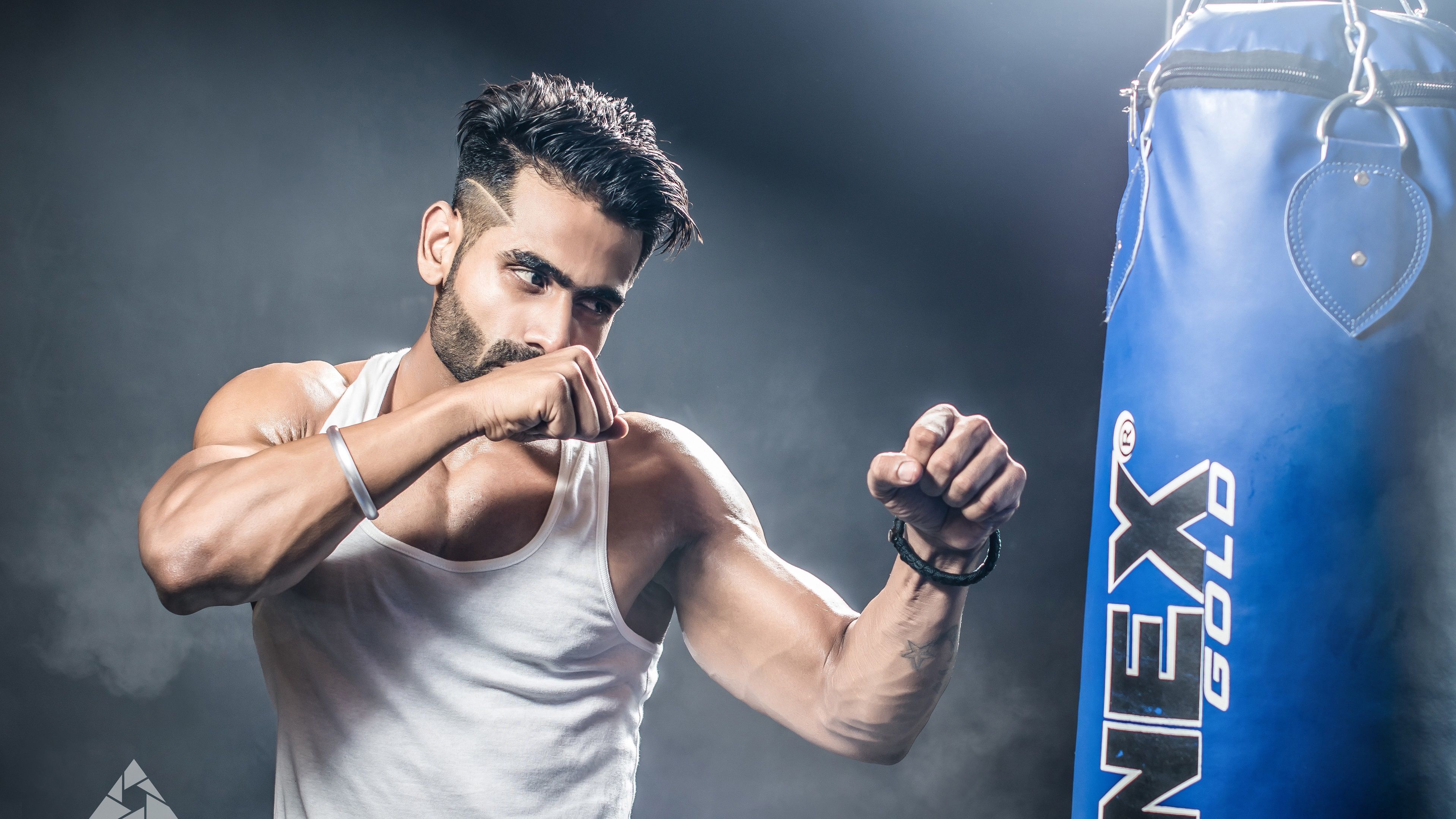 Boxer, Sandsack, Deckung, Training, 4K 2160p, Desktop-Hintergrundbild