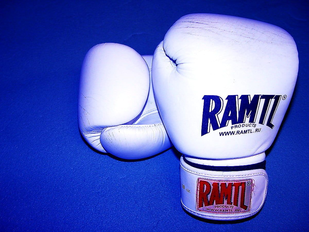 Ramtil, Weiße Boxhandschuhe, Blauer Hintergrund, Wallpaper