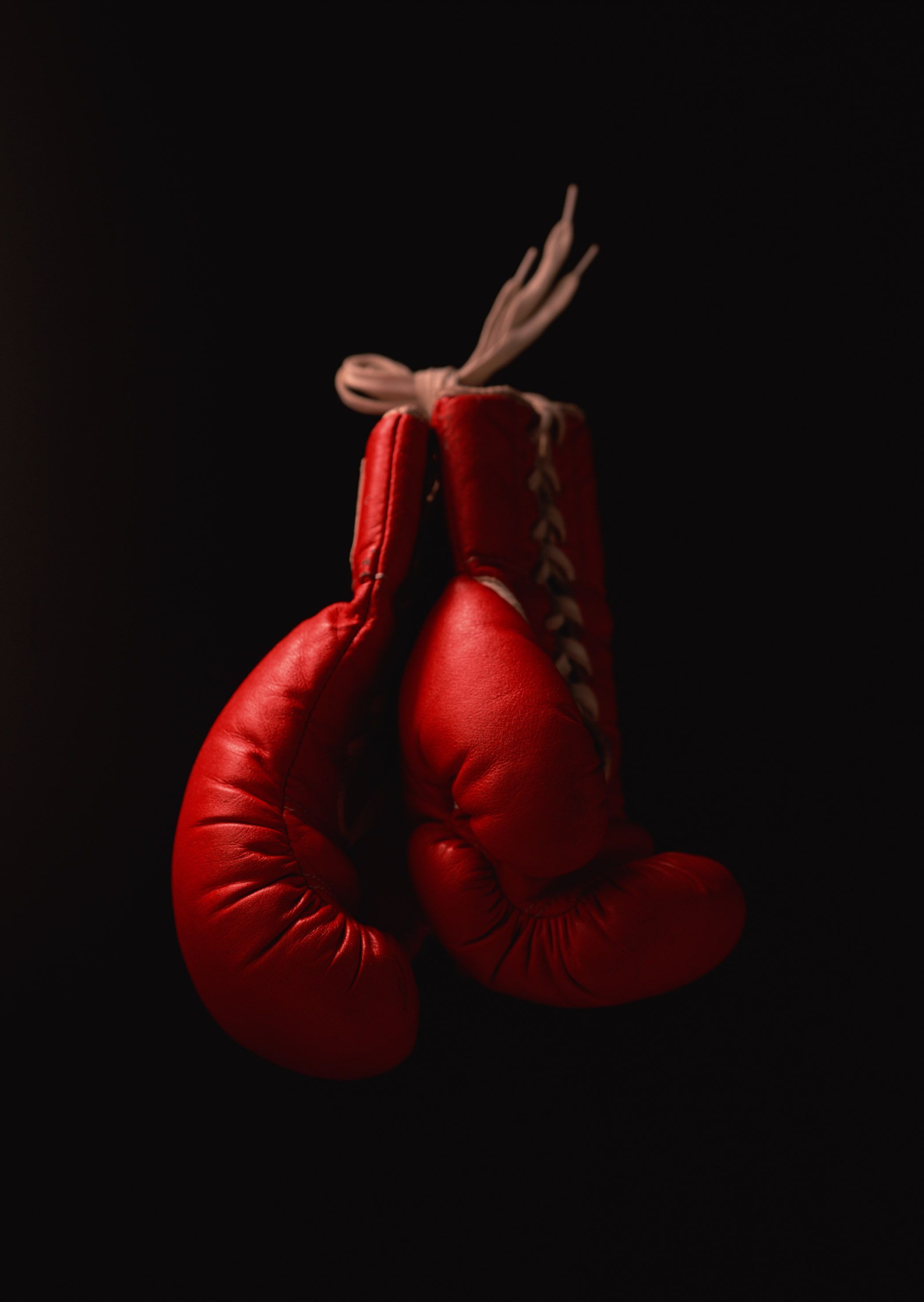 Rote Boxhandschuhe, Hängend, Schwarzer Hintergrund, QHD+ Wallpaper