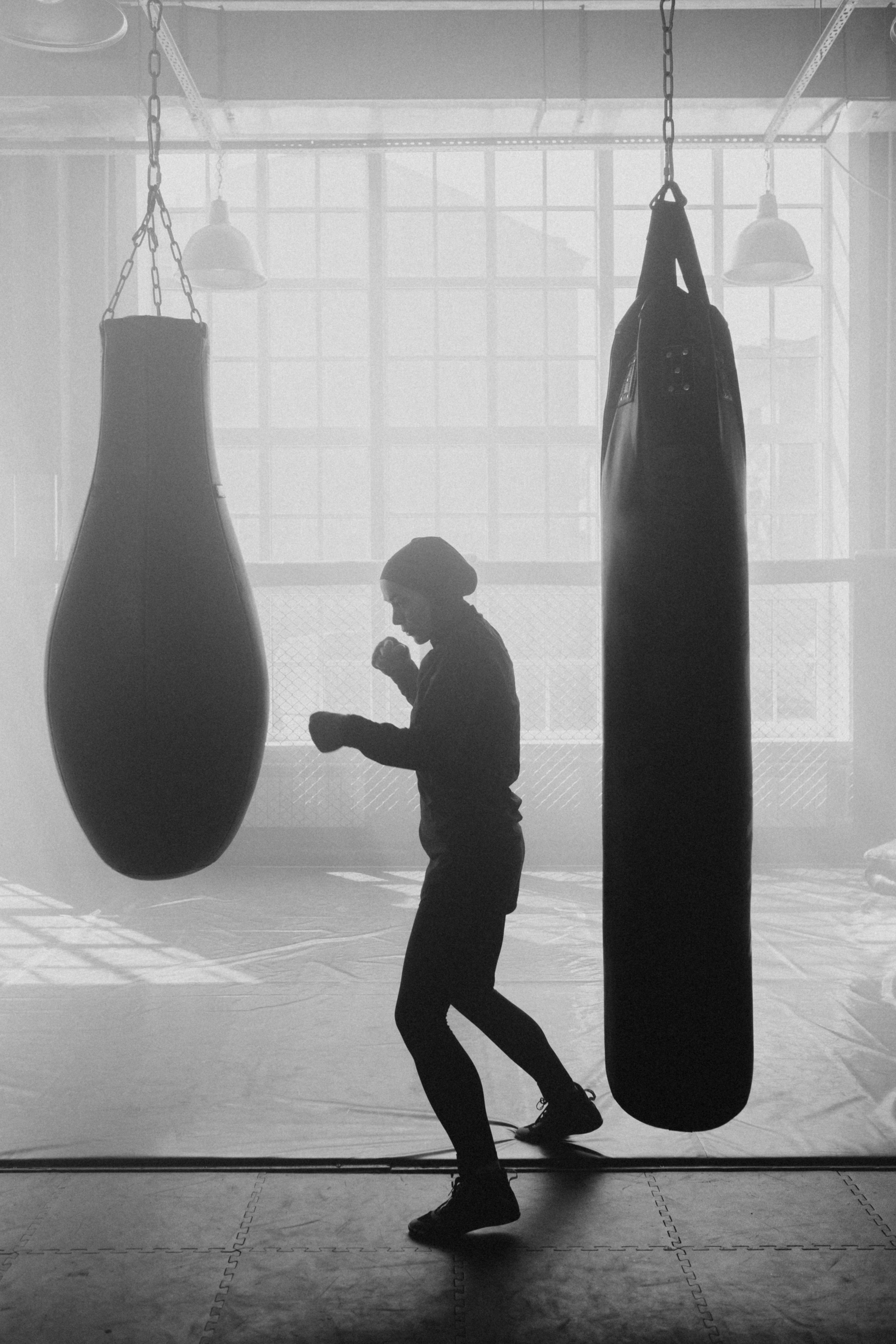 Boxhalle, Sandsäcke, Silhouette, Schwarz-weiß, QHD+, Hintergrundbild fürs Tablet