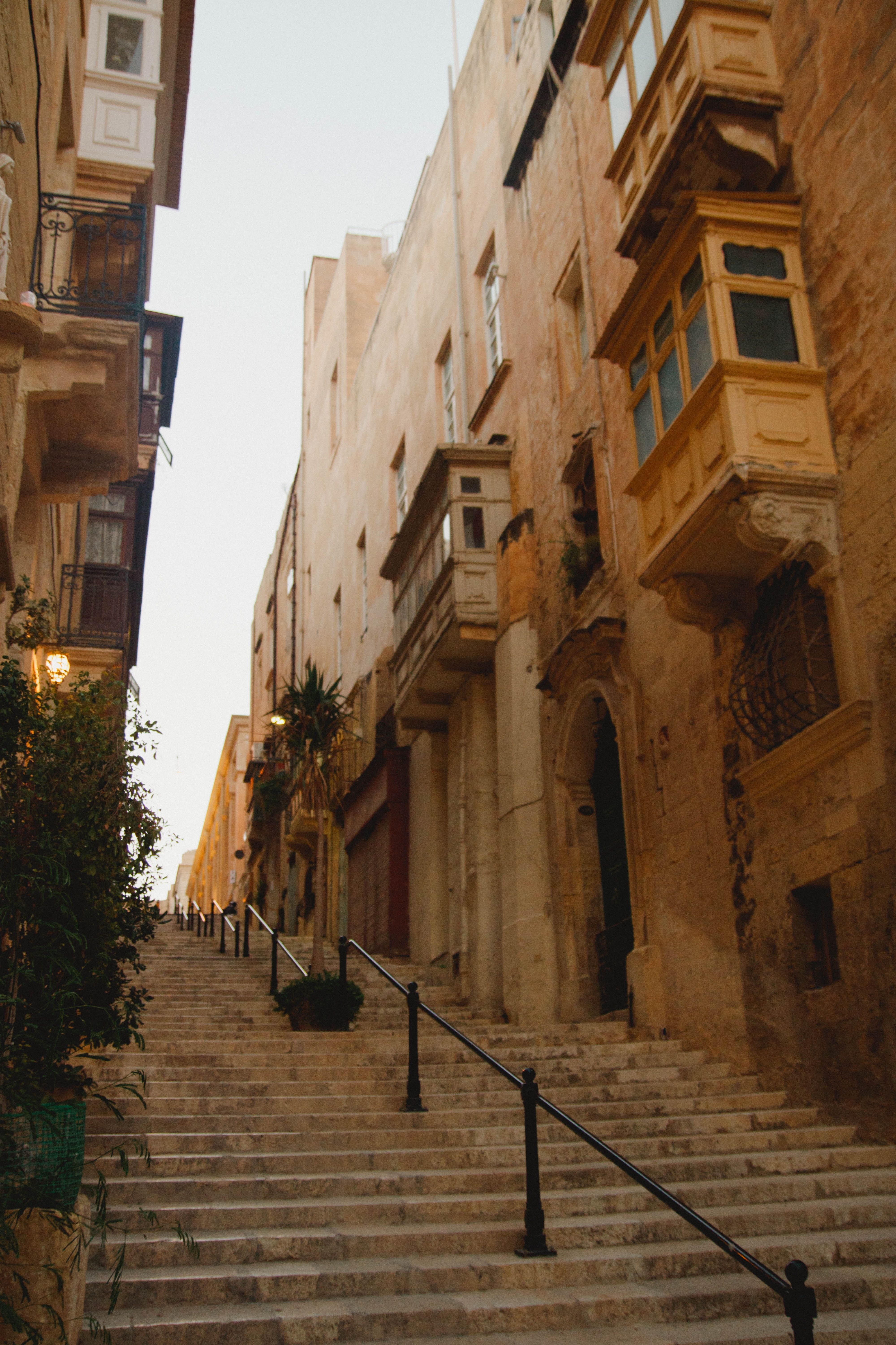 Valletta, Malta, Gasse, Treppe, Balkone, QHD+, Hintergrundbild fürs Handy