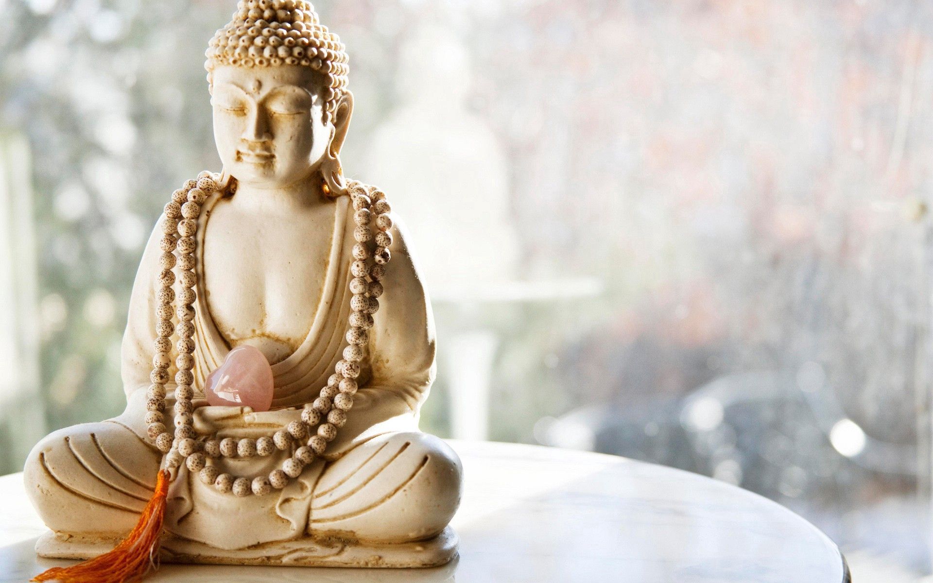 Buddha-Statue, Gebetskette, Lotusblüte, Meditation, Helle Töne, Full HD, MacBook-Hintergrundbild