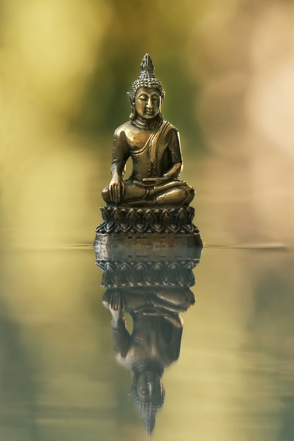 Buddha-Statue, Wasserspiegelung, Meditation, Ruhe, Goldene Töne, HD, Handy-Hintergrundbild