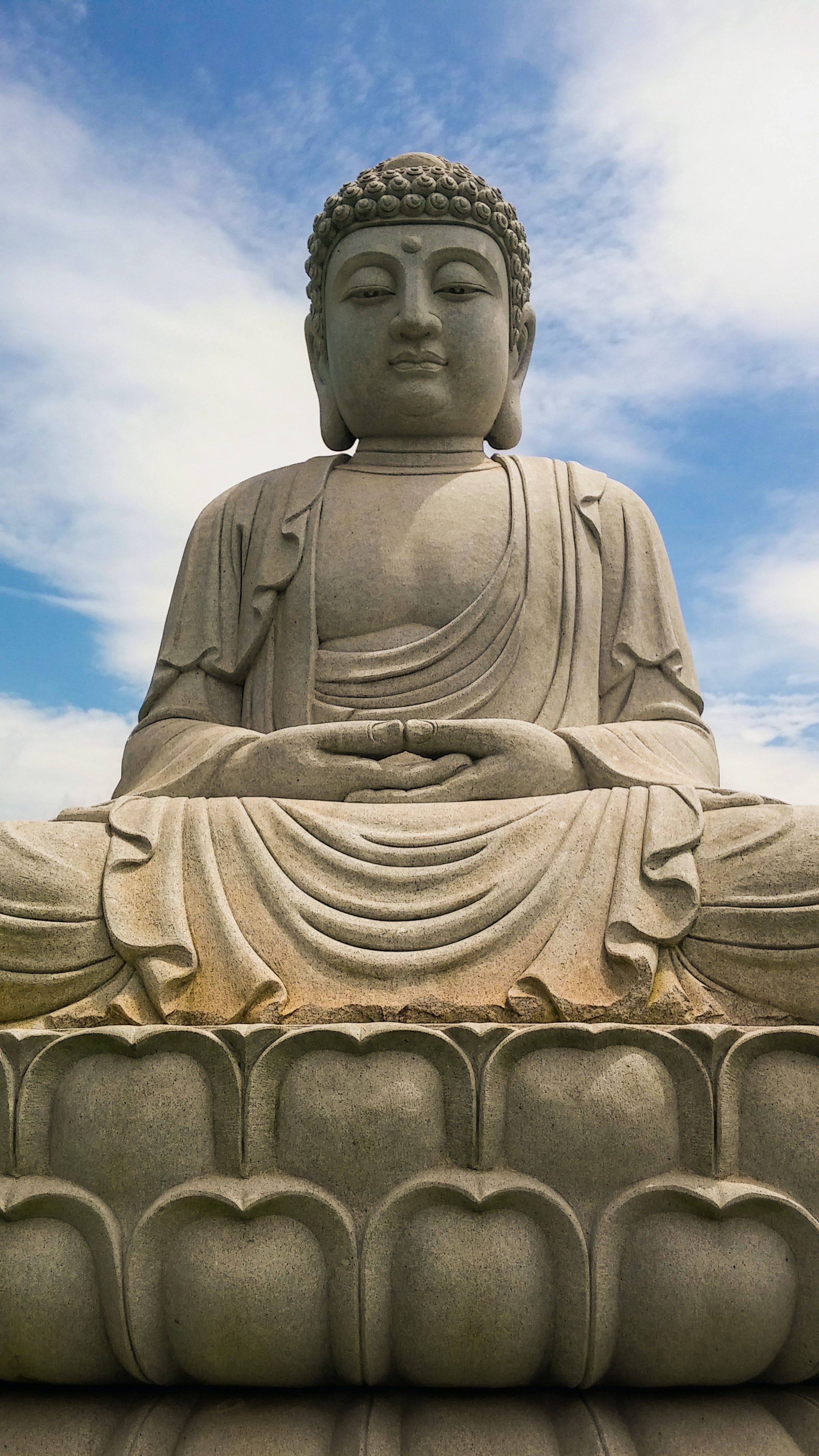 Große Buddha-Statue, Lotussockel, Himmel, Wolken, Monument, QHD+, iPhone-Hintergrundbild