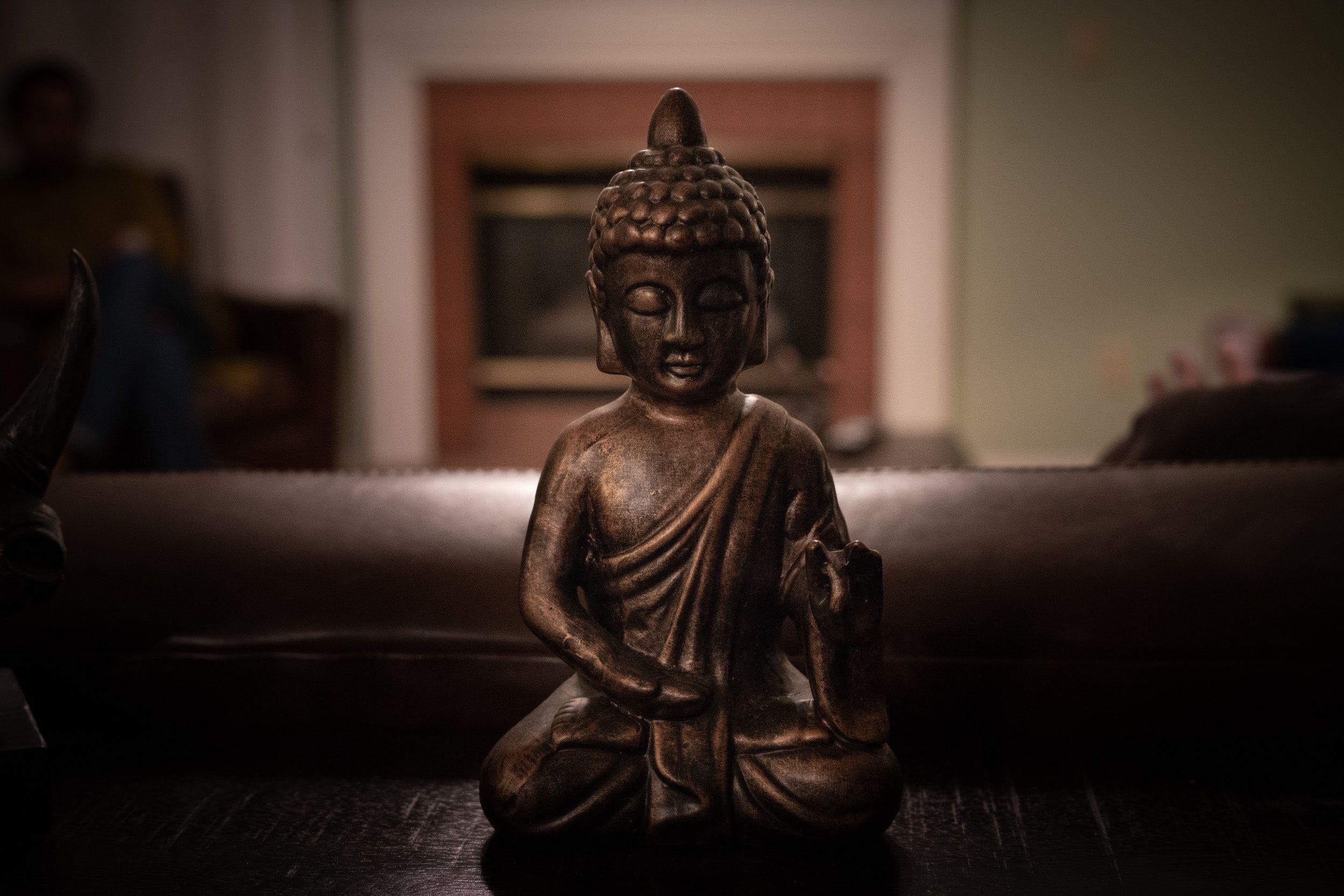 Bronzener Buddha, Wohnzimmer, Unschärfe, Warmes Licht, Dunkle Töne, Full HD, PC-Hintergrundbild