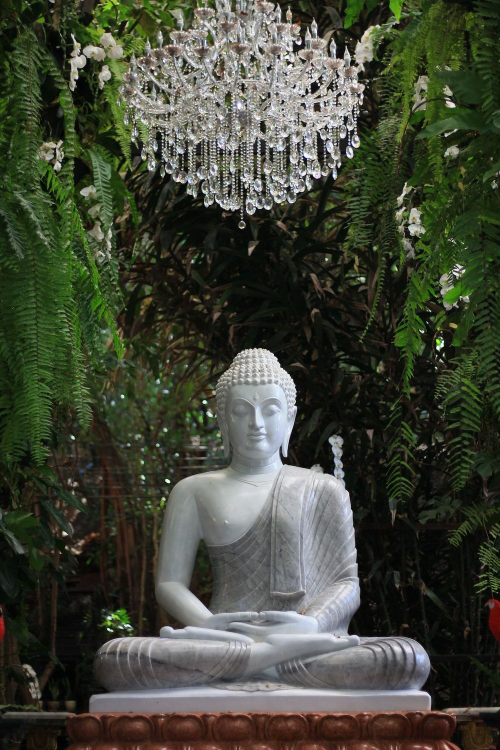 Weißer Buddha, Kronleuchter, Pflanzen, Garten, Dunkle Töne, HD, Handy-Hintergrundbild