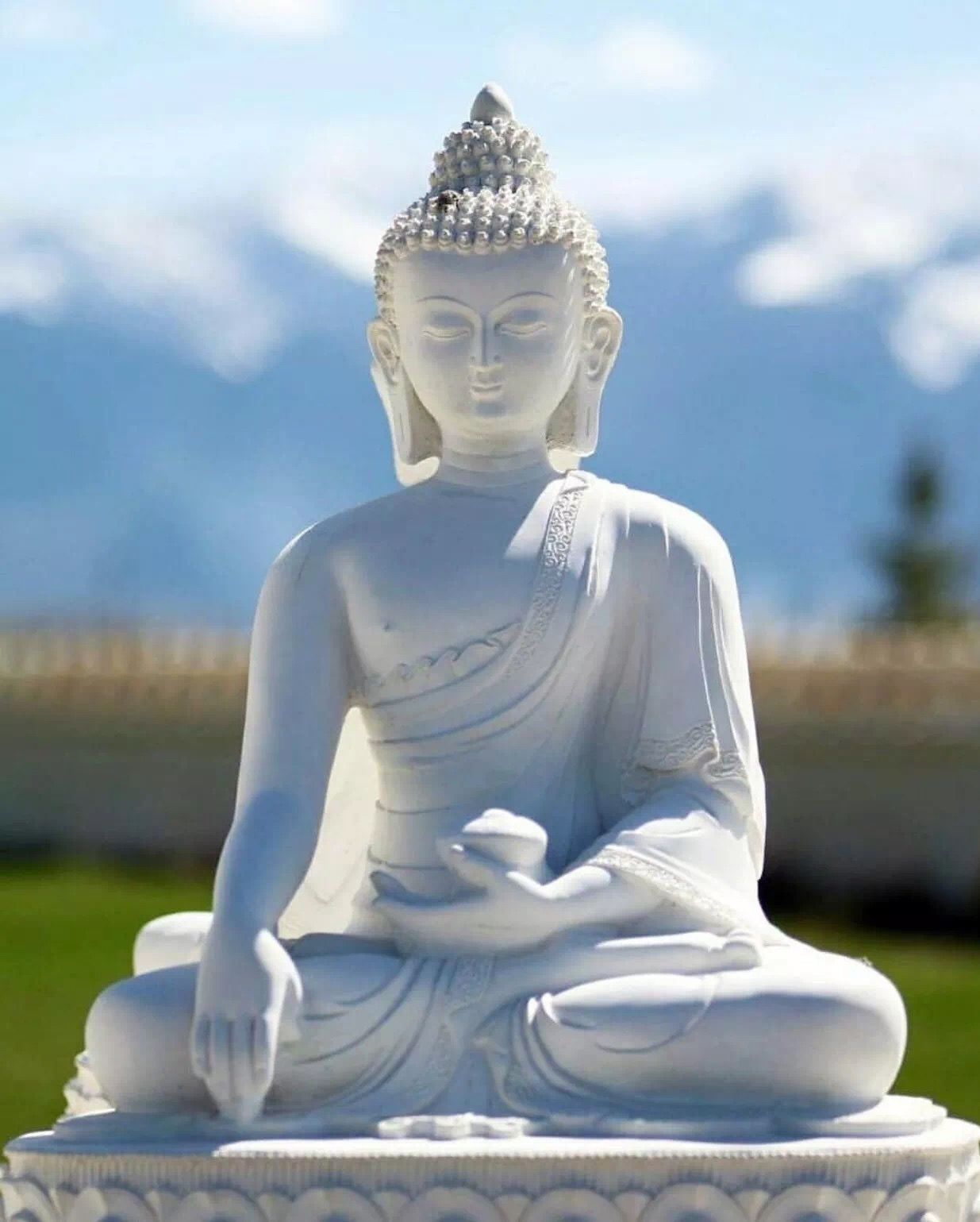 Weißer Buddha, Marmorstatue, Berge, Meditation, Helle Töne, Hintergrundbild fürs Tablet
