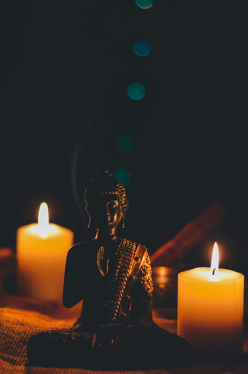 Buddha-Statue, Kerzen, Kerzenlicht, Dunkle Töne, Meditation, HD, iPhone-Hintergrundbild