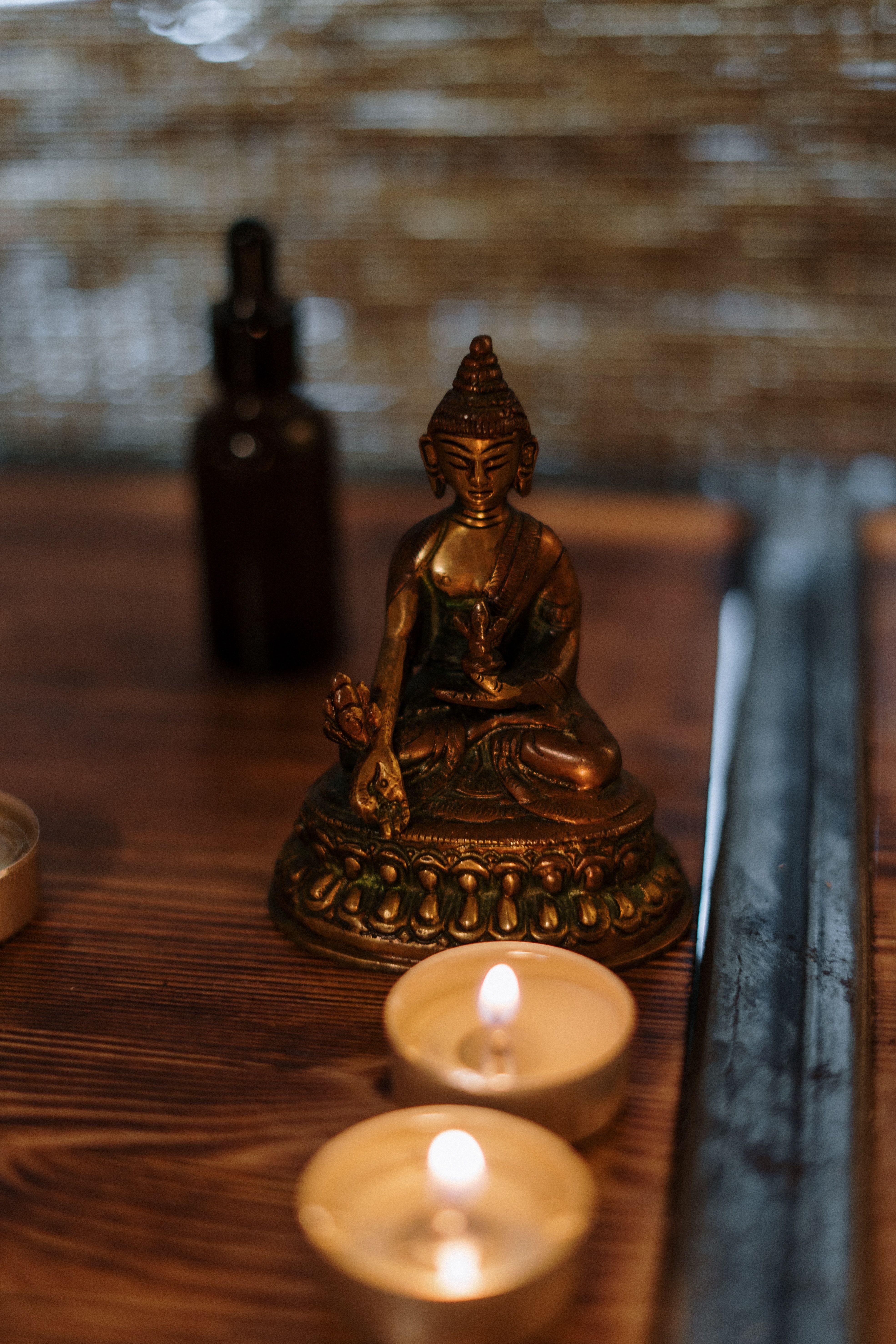 Buddha-Figur, Teelichter, Duftöl, Holztisch, Wellness, Hintergrundbild für iPad und Tablet
